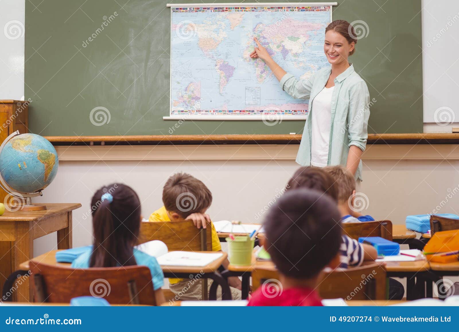 Professor Que Dá Uma Lição Da Geografia Na Sala De Aula Foto de