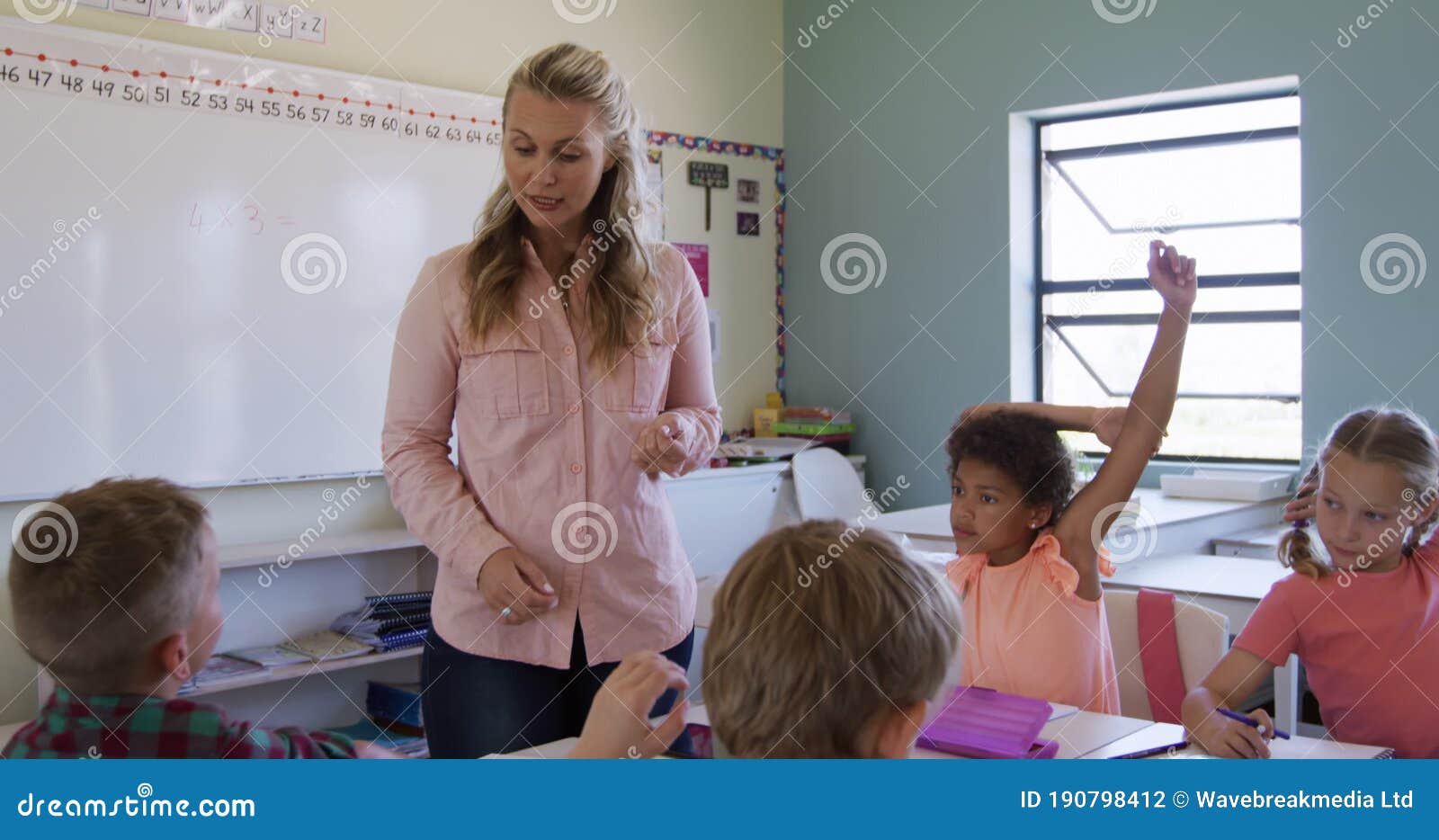 Foto Professora caucasiana bonita ensinando uma lição para criança