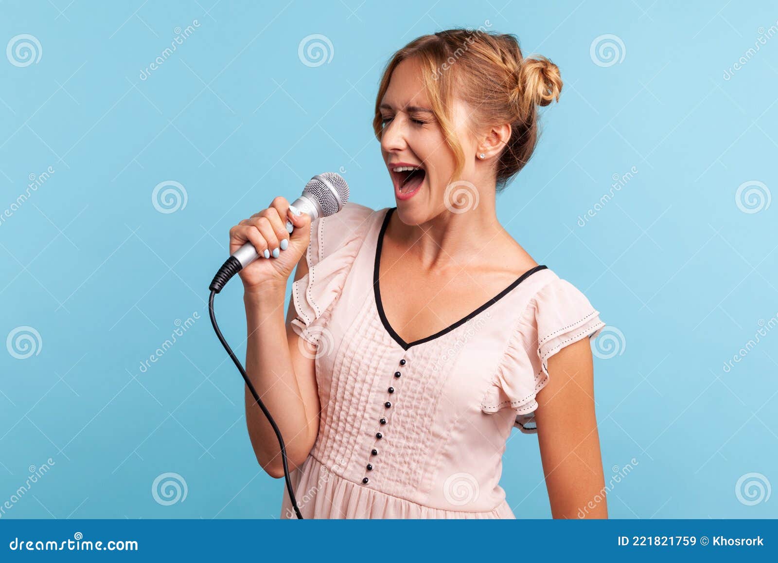Profil D'une Jeune Femme Adulte Portant Une Robe D'été Chantant Bruyamment  Dans Karaoké Une Femme Talentueuse Chante Chanson Préfé Image stock - Image  du bouche, émotif: 221821759
