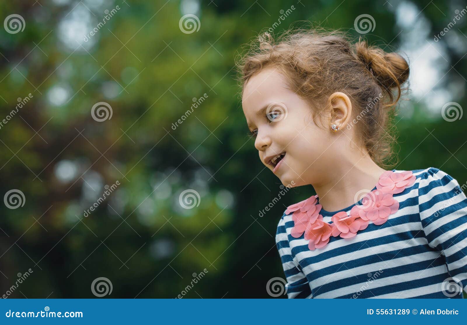 Profil De Petite Fille Mignonne Image Stock Image Du Ressort Profil