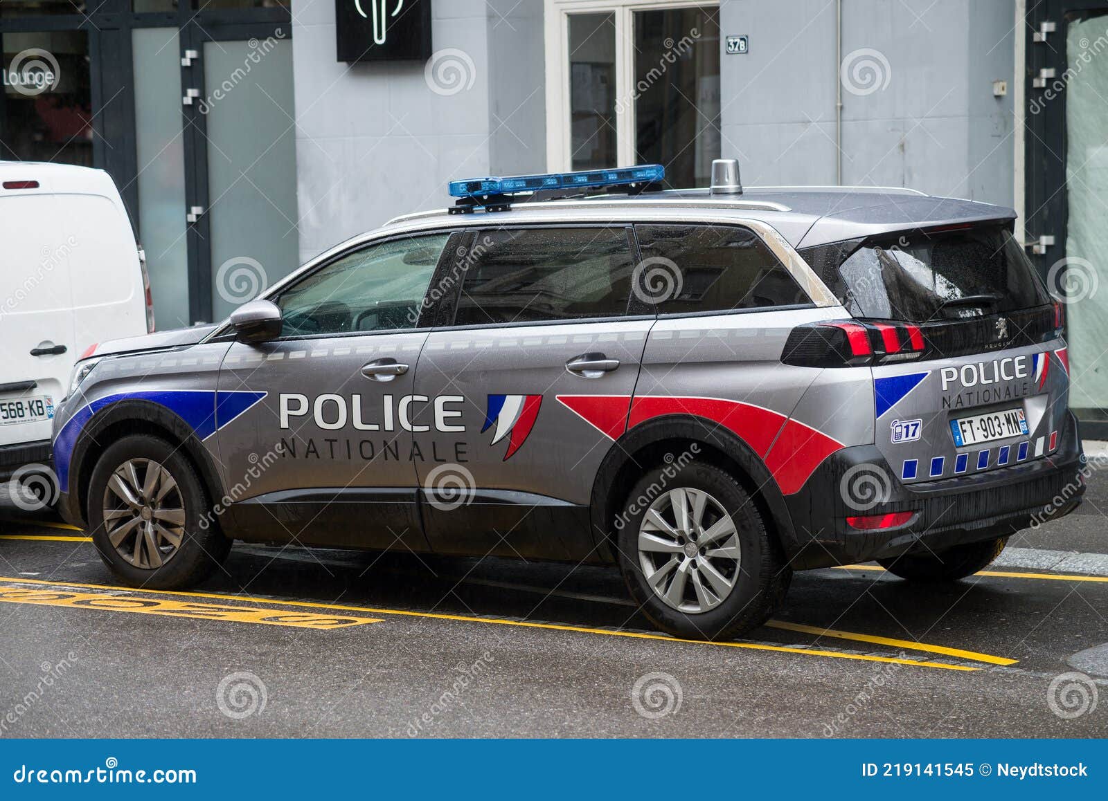 Profil Vue De Gray Peugeot 5008 La Célèbre Voiture De La Police Nationale  Française Garée Dans La Rue Image éditorial - Image du célèbre, officier:  219141545