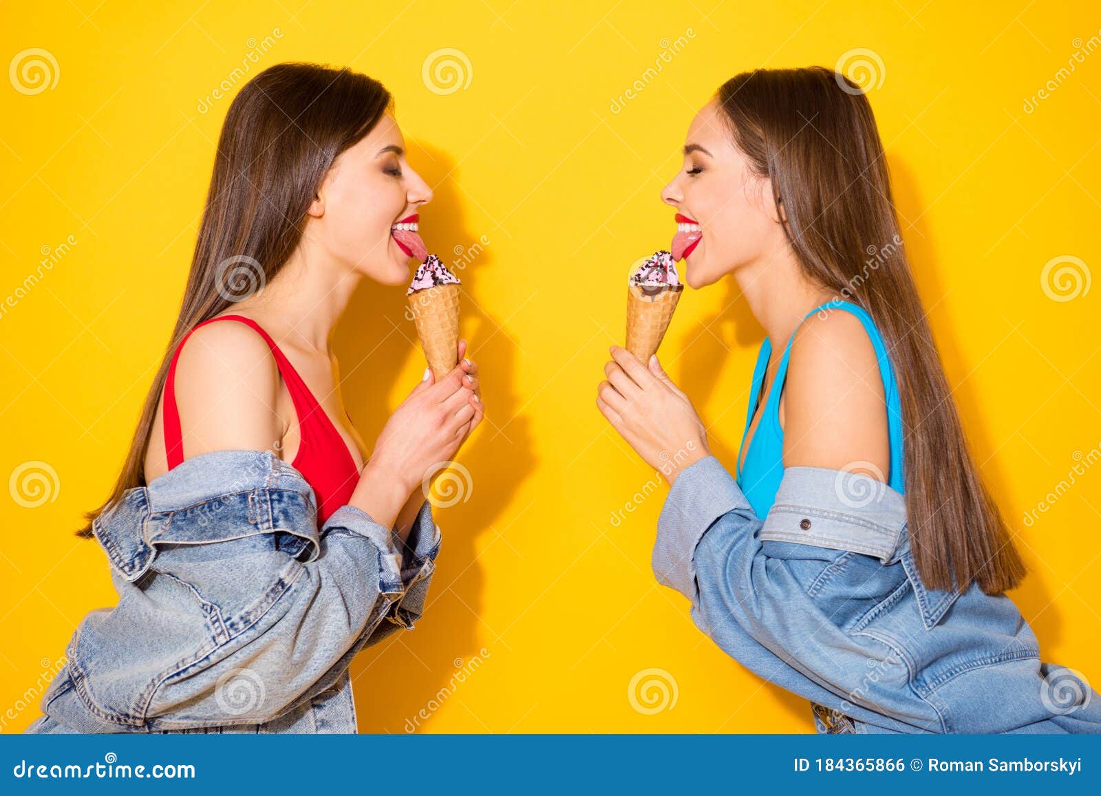 Two girls lick. 2 Девушки, 14 лет лижут друг другу вагину.