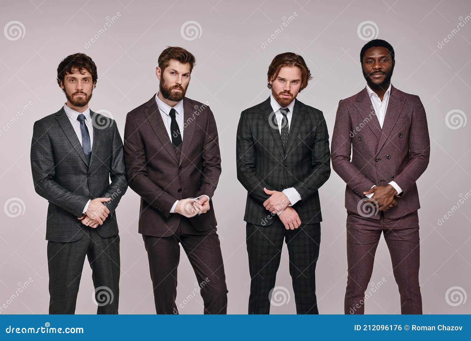 Profissionais Executivos Confiantes Em Vestimenta Formal Posando à Câmera  Foto de Stock - Imagem de retrato, feliz: 212096176
