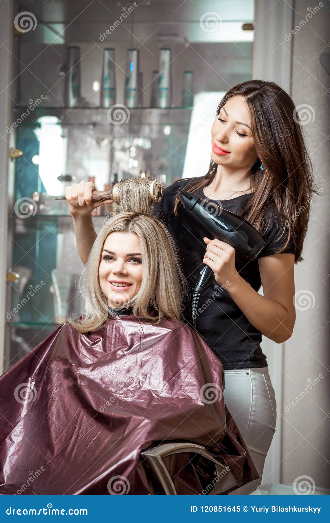 Profissional à Moda, Cabeleireiro Que Faz Hairdoing Ao Cliente Com Um  Secador De Cabelo No Fundo Do ` S Do Cabeleireiro Imagem de Stock - Imagem  de beleza, denominar: 120851645