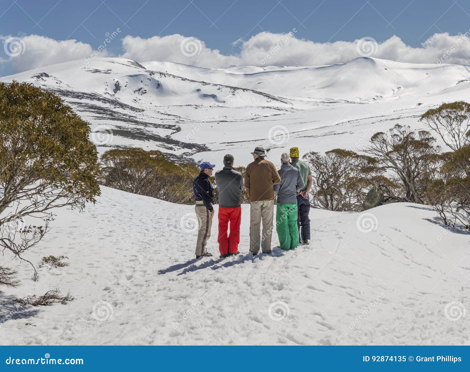 Progettazione del Ski Trip. Charlotte Pass, â€ del Nuovo Galles del Sud “ottobre 2016: Un gruppo di sciatori del paese trasversale che progettano un viaggio di notte al monte Kosciuszko ed al supporto Townsend Ciò è normalmente una posizione molto occupata per gli sport invernali ma questa foto è stata presa molto tardi nella stagione ed alcuni sciatori più avventurosi potevano godere della solitudine delle montagne