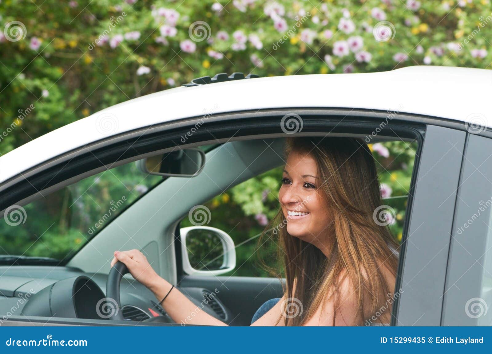 Programa piloto adolescente. Muchacha adolescente detrás de la rueda de su primer coche