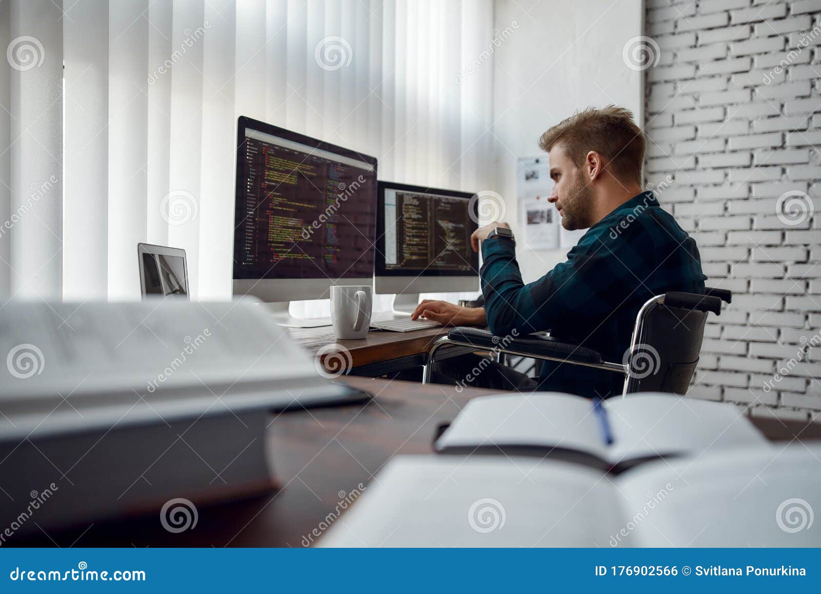 Programador Informático En El Trabajo. Vista Lateral De Un Joven  Desarrollador Web En Una Silla De Ruedas Escribiendo Código En Va Foto de  archivo - Imagen de website, gente: 176902566