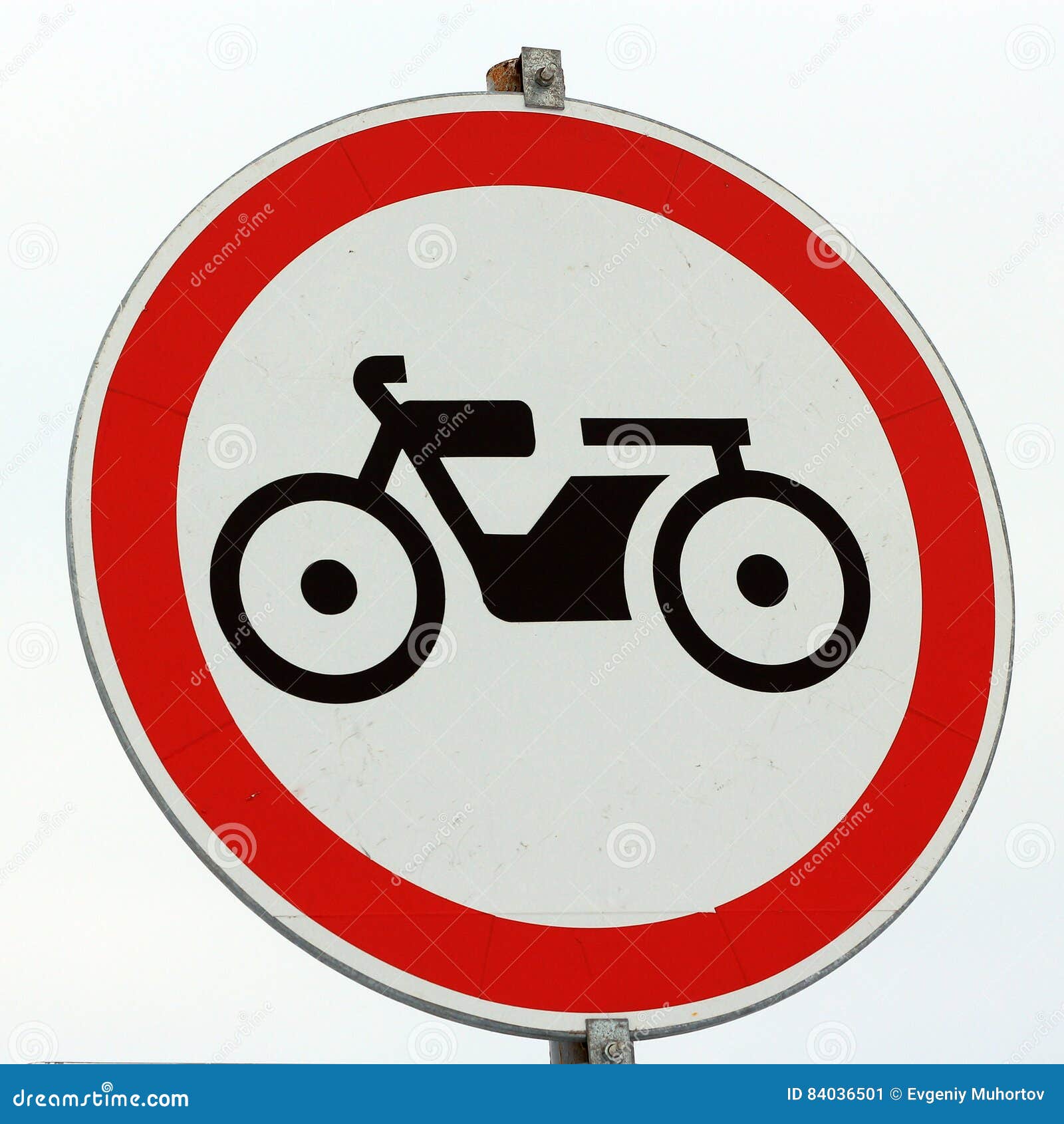 Знак мотоцикл в круге. Знак движение мотоциклов запрещено. Знаки запрещающие движение мопедов на синем фоне. Знак мотоцикл выхлоп. Знаки дор движения мотоцикл.