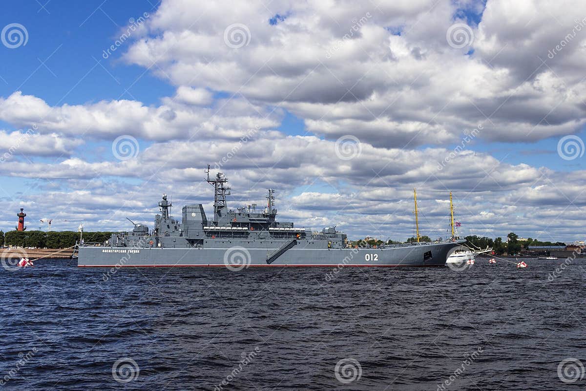 [GÉNÉRIQUE] Actualités Maritimes - Page 35 Project-large-landing-ship-bdk-olenegorsk-miner-ropucha-class-celebration-navy-day-st-petersburg-russia-july-230603150