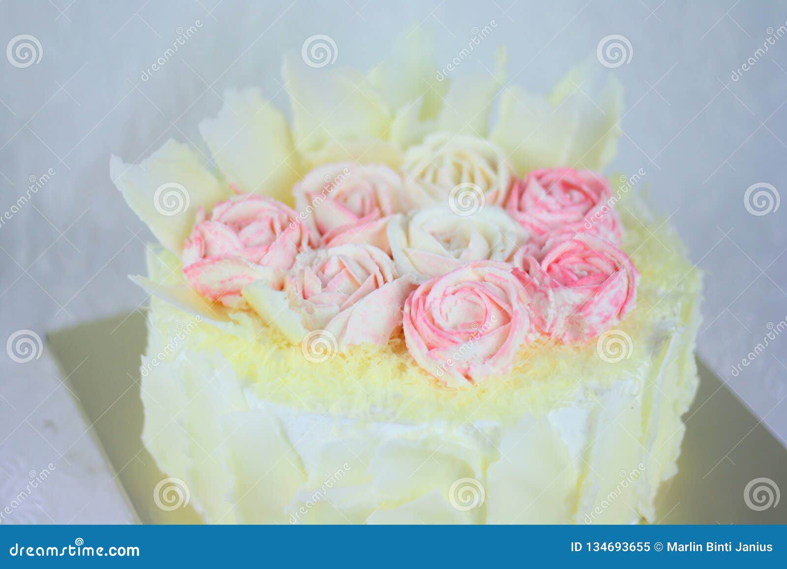 Foto de Bolo Quadrado Com Flor Buttercream e mais fotos de stock