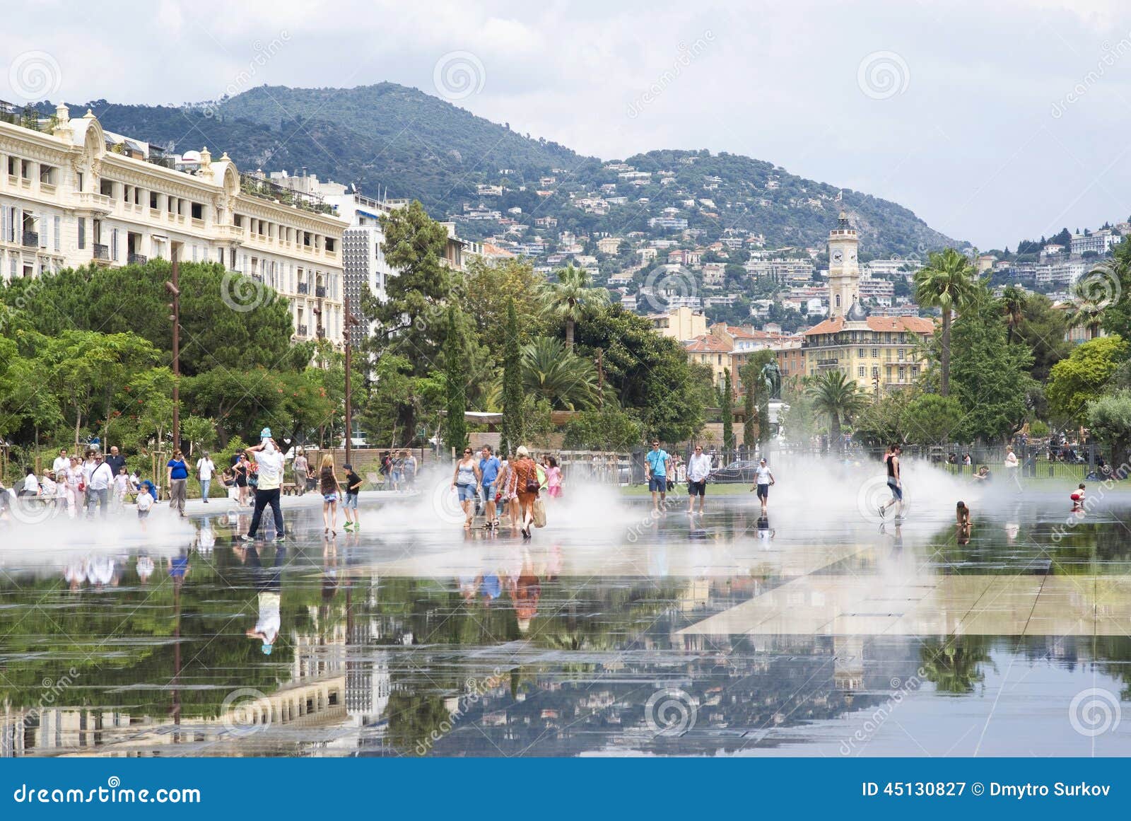 Promenade du Paillon στη Νίκαια, Γαλλία. Νίκαια, Γαλλία â€ «στις 18 Ιουνίου 2014: Η καλή νέα πηγή στην καρδιά της Νίκαιας, (Promenade du Paillon), άνοιξε επίσημα ένα έτος πριν τον Οκτώβριο του 2013 Πολλά παιδιά παίρνουν συγκινημένα στο νερό που αναπηδά επάνω στην πηγή που περιβάλλεται από τα όμορφα ιστορικά κτήρια και το πράσινο αστικό πάρκο 1.2 χλμ μακριά Η άνοιξη νερού απροσδόκητα και πολλοί άνθρωποι έρχονται σε αυτήν την πηγή που δροσίζει μακριά ειδικά κατά τη διάρκεια των καυτών θερινών ημερών στη Νίκαια