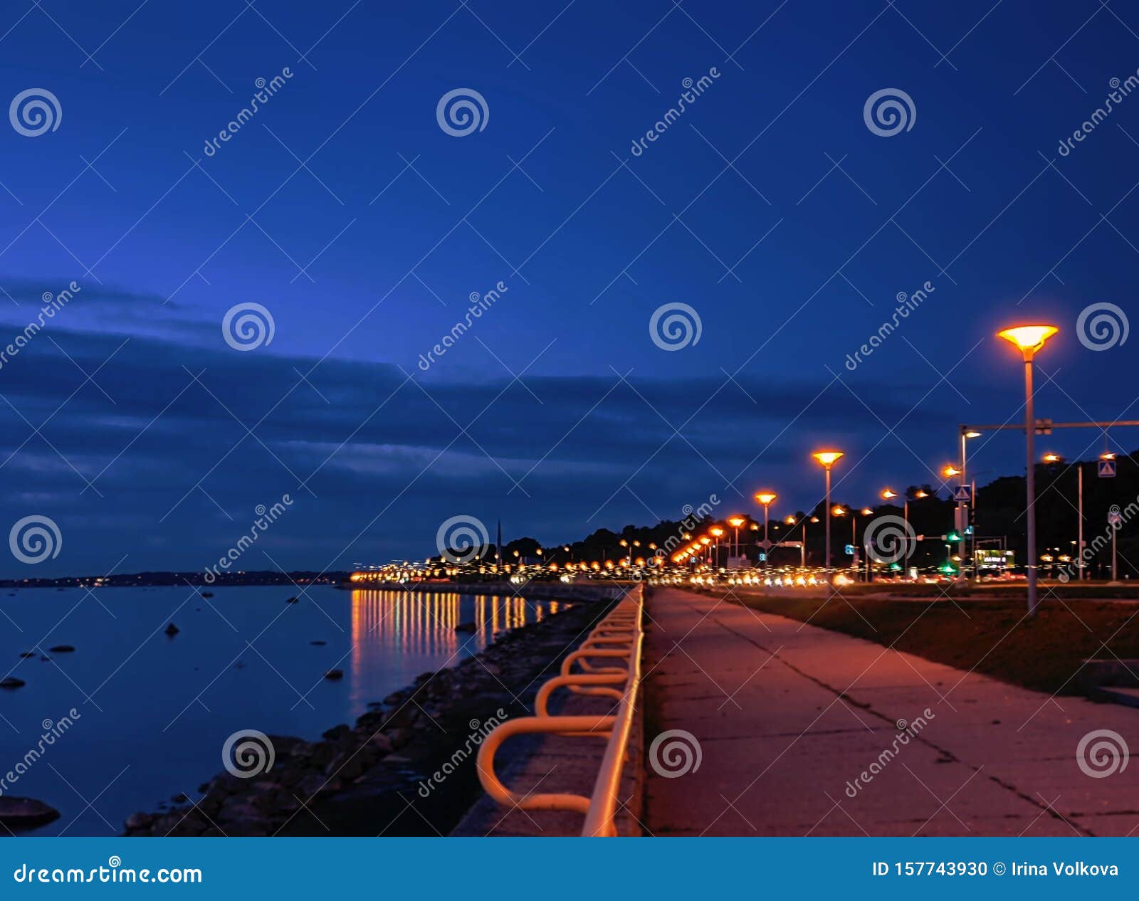 Promenade En Bord De Mer La Nuit Illuminant Les Reflets D'eau Bleuâtre Néon  Lampe De Rue Panorama Tallinn Mer Baltique Nigh Ville Photo stock - Image  du coloré, vieux: 157743930