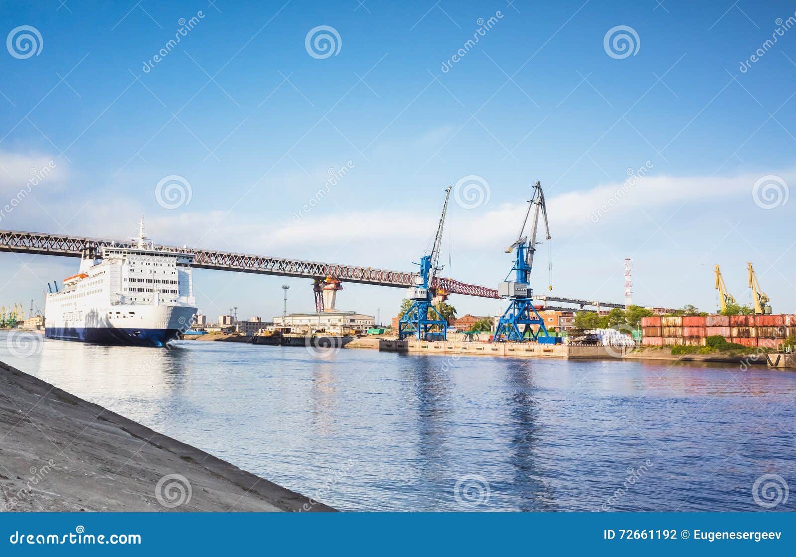 Petersburg Rosja, Czerwiec, - 7, 2016: Biały pasażerskiego promu statek przechodzi Petersburg morza kanał pod nowym mostem MS SPL Princess Anastasia jest rejsu promem posiadać St Peter linią