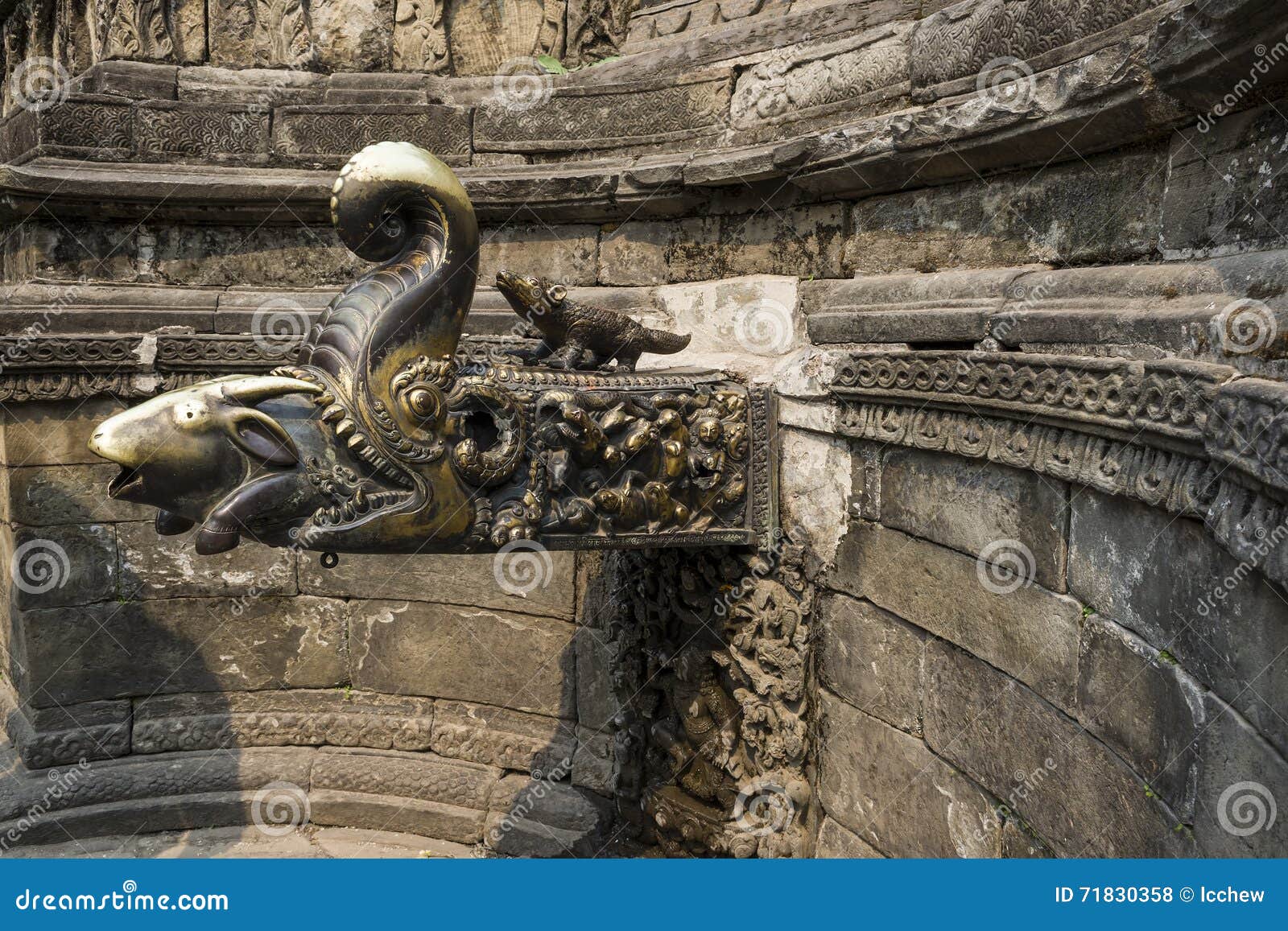 Prononcez Un Discours Le Robinet, étang De Serpent à Royal Palace