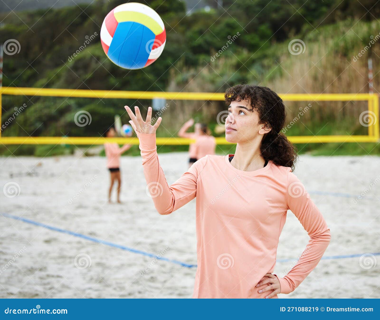 Esporte De Férias De Verão E Pessoas Conceituam Jovens Com Bola Jogando  Voleibol Na Praia. Jogue Bola Sobre Foto de Stock - Imagem de travar,  feriados: 253464682