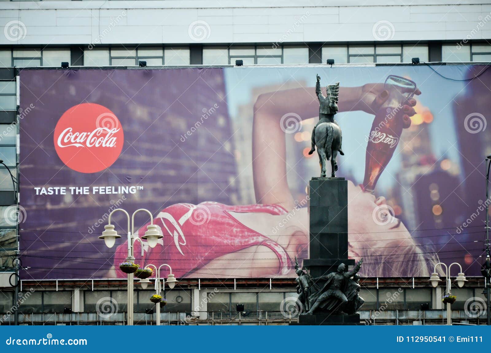 Propaganda Grande Da Coca-cola No Centro Da Cidade Foto Editorial - Imagem de grande, turismo: 112950541 Propaganda Grande Da Coca-cola No Centro Da Cidade Foto Editorial - Imagem de grande, turismo: 112950541