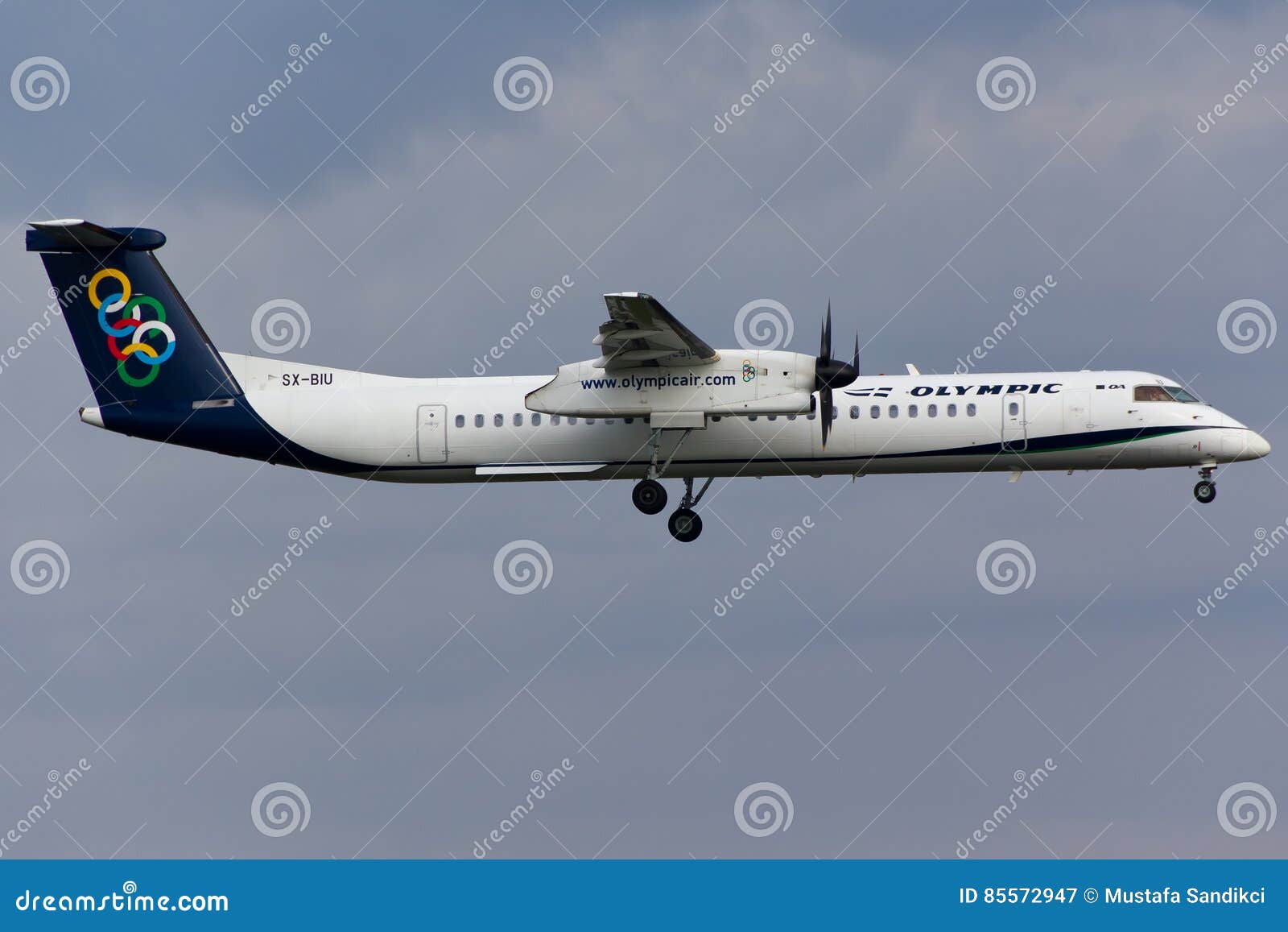 Propeller Plane editorial photography. Image of b737 85572947