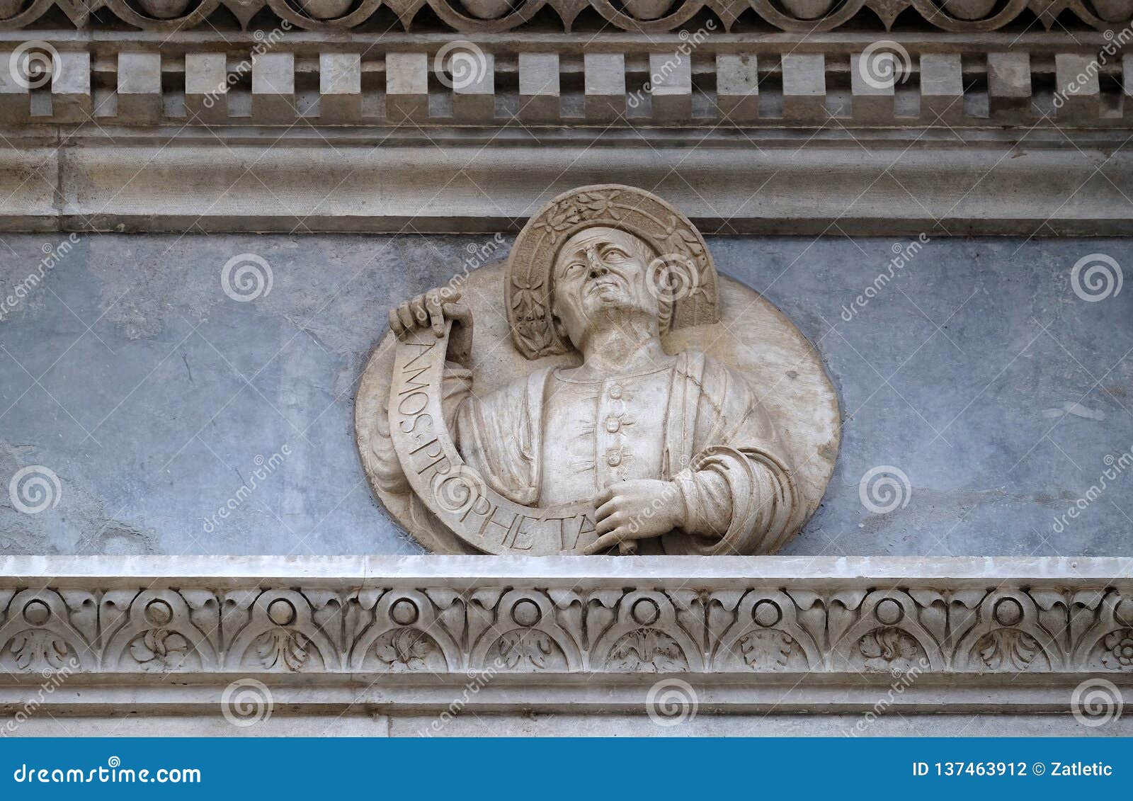 Prophet Amos, lättnad på portalen för Saint Lawrence-katedralen i Lugano, Schweiz