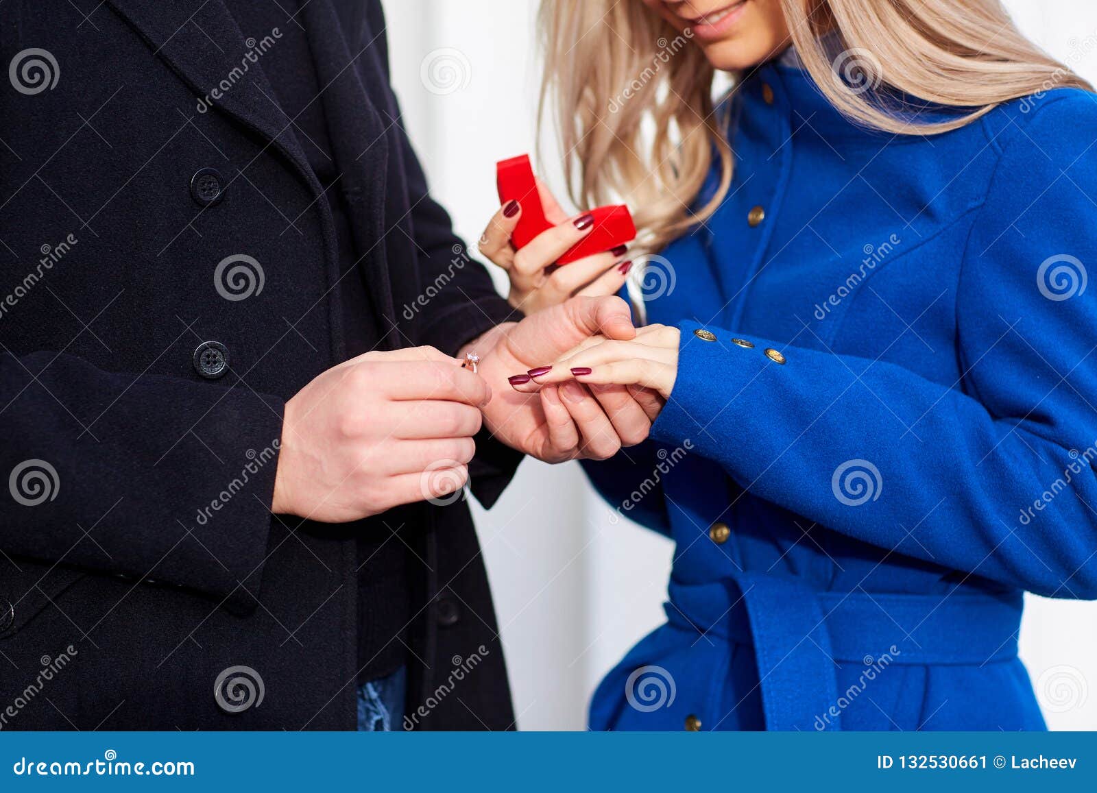 https://thumbs.dreamstime.com/z/propose-marriage-propose-marriage-men-makes-marriage-proposal-to-his-girlfriend-outdoors-132530661.jpg
