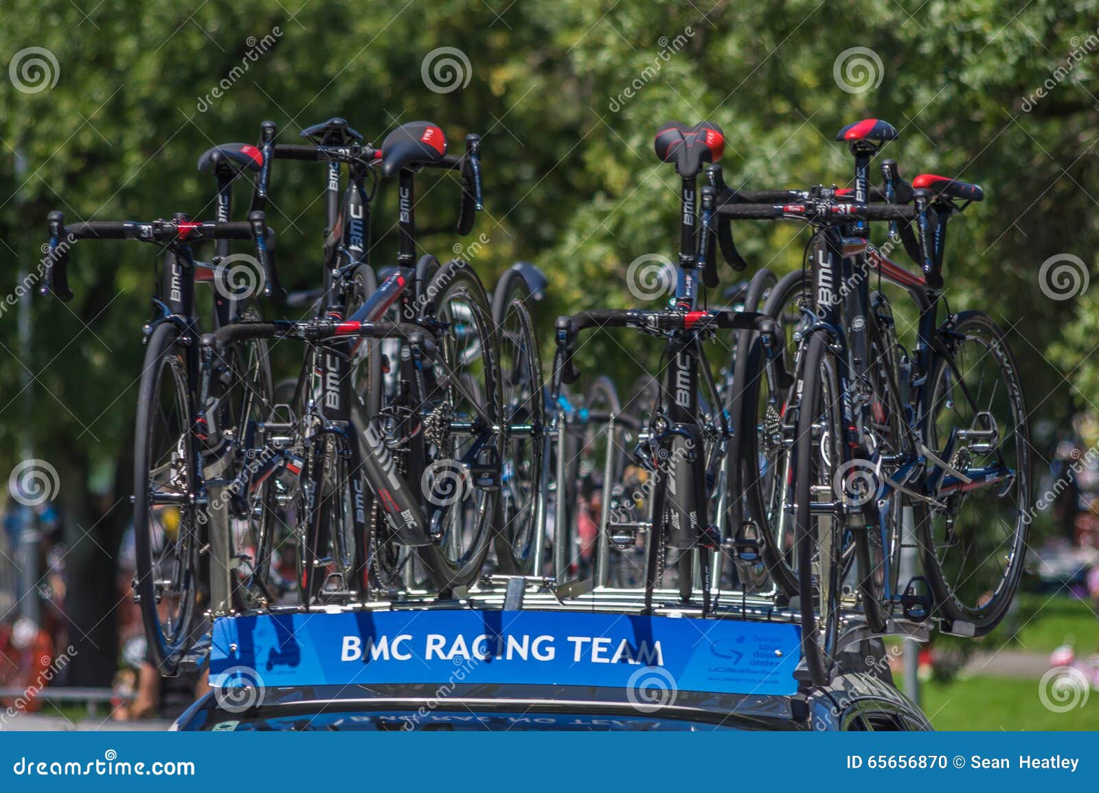 Proradfahrenteam bikes. Adelaide Australia January 24 2016 die Santos Tour Down Under-Proteam-Fahrradautos folgen dem Rennen mit den gleichen Geschwindigkeiten