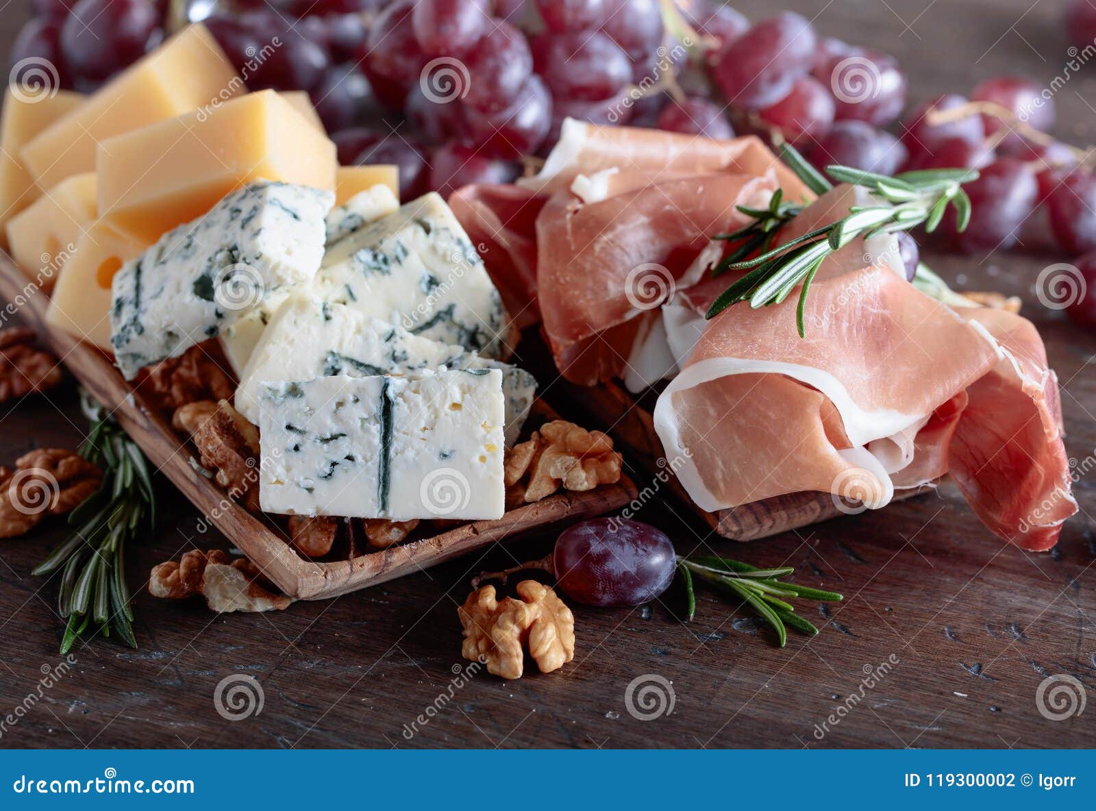 Prosciutto Con Diversos Quesos, Uvas Y Nueces Foto de archivo Imagen