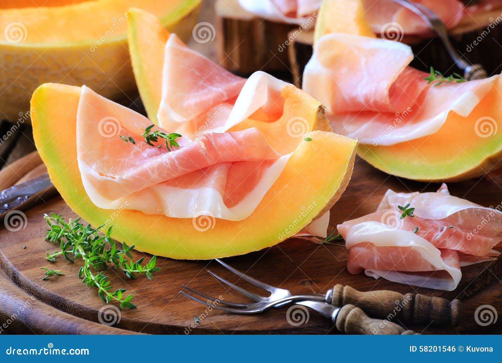 Prosciutto con il melone fotografia stock. Immagine di forcelle 58201546