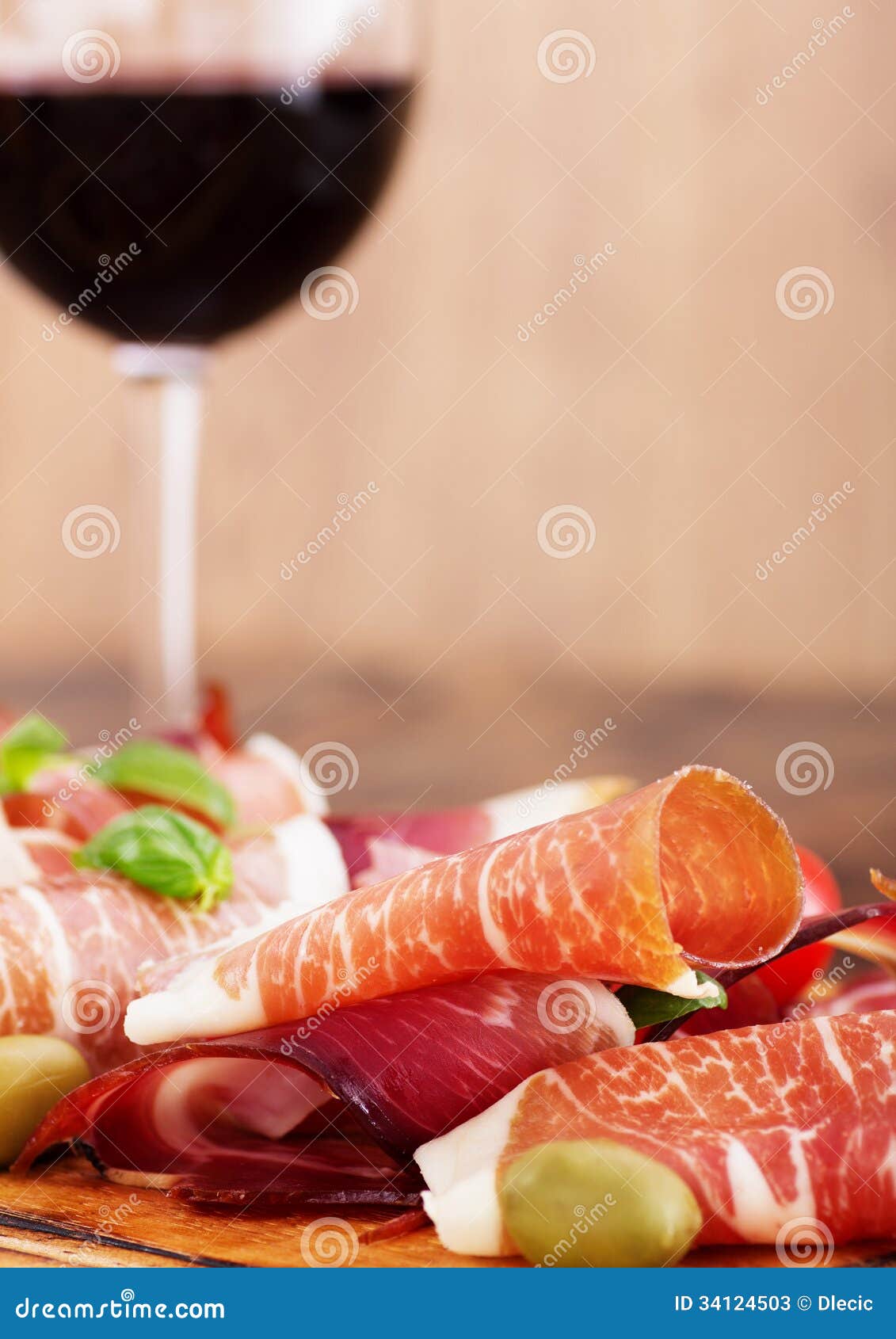 Prosciutto di Parma e vino immagine stock. Immagine di carne 34124503