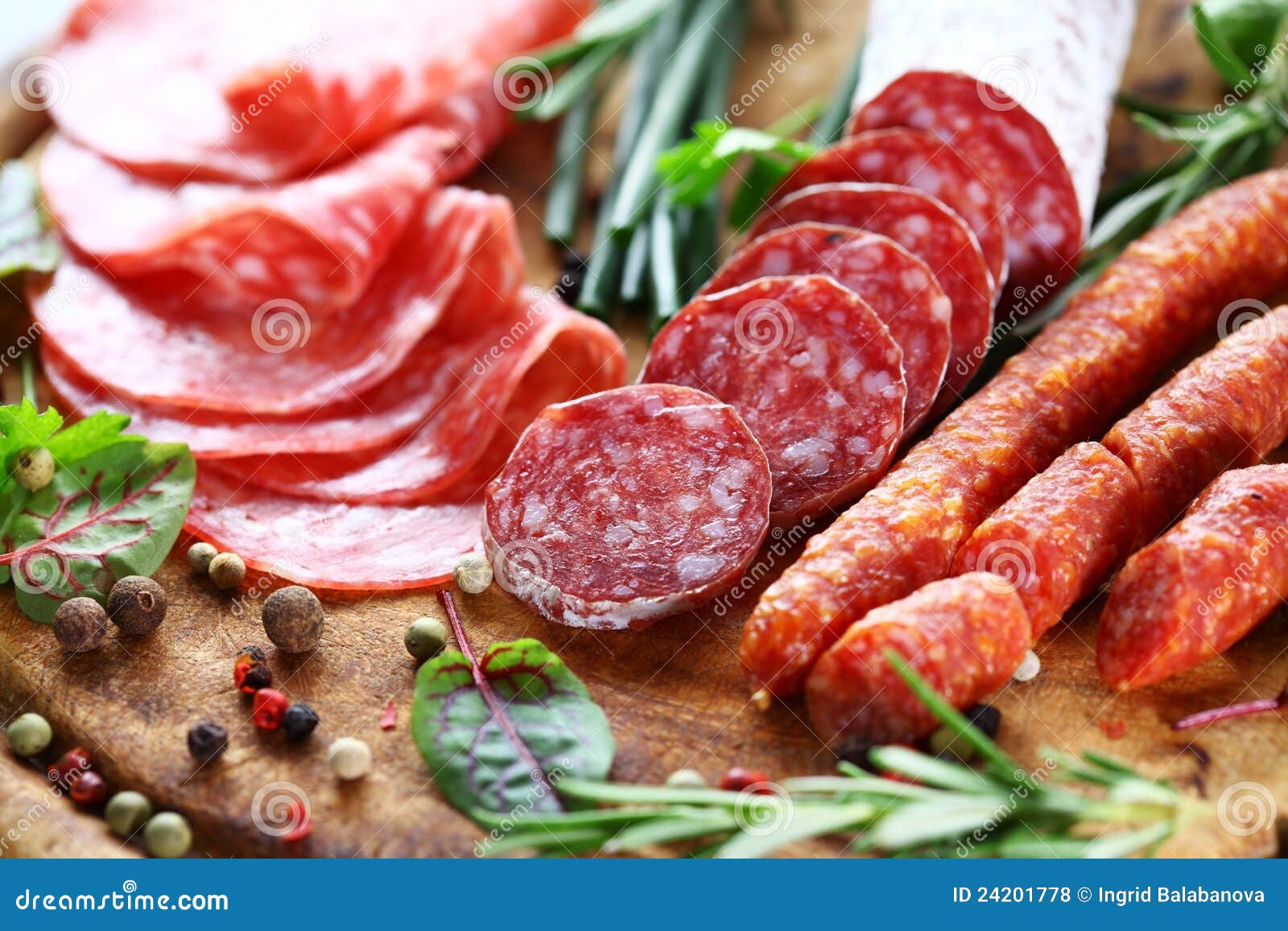 Prosciutto E Salame Italiani Con Le Erbe Fotografia Stock Immagine di