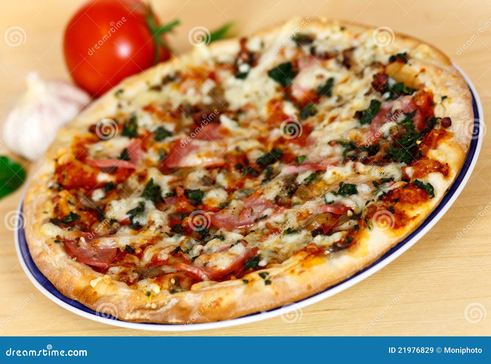 Prosciutto, Fungo E Pizza E Pomodoro Della Verdura a Th Immagine Stock