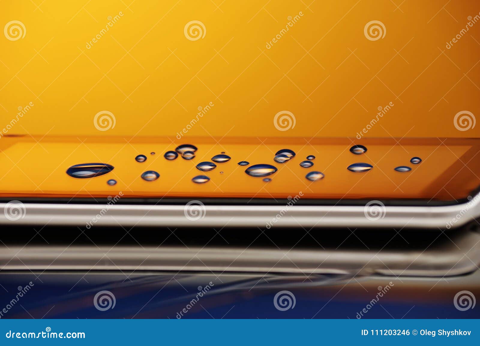 how do you get water out of your phone screen