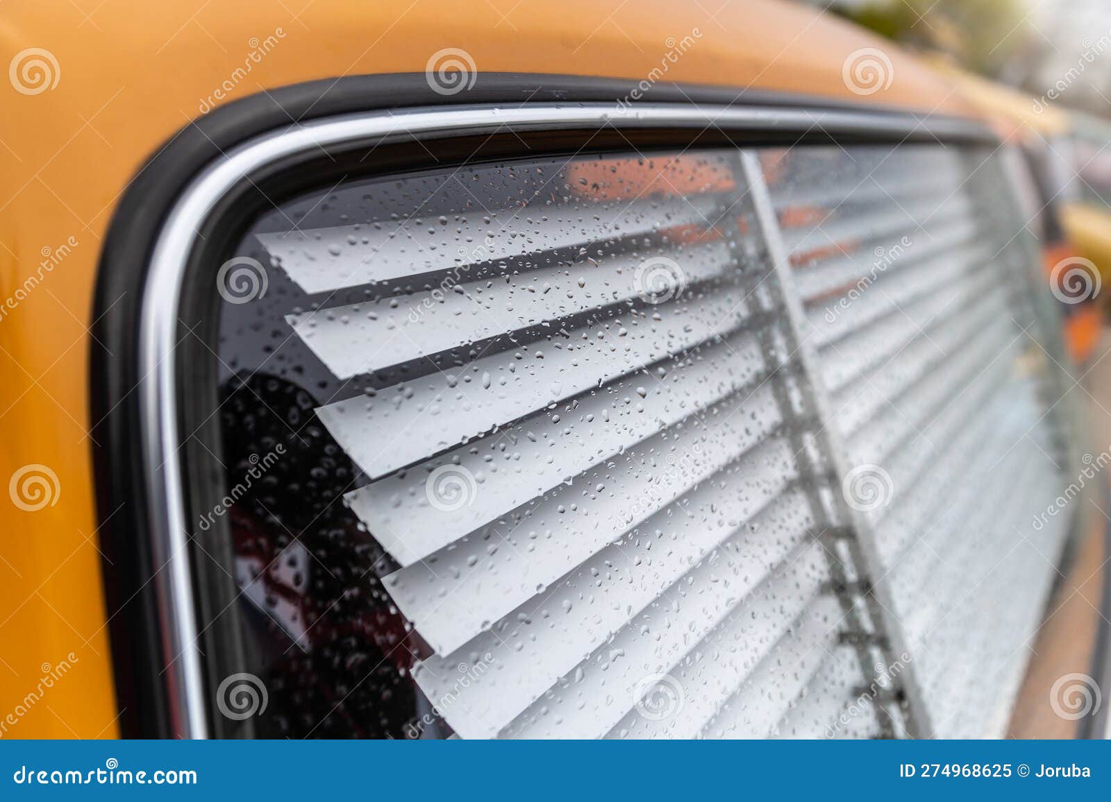 https://thumbs.dreamstime.com/z/protection-solaire-store-v%C3%A9nitien-%C3%A0-l-arri%C3%A8re-du-pare-brise-de-voiture-derri%C3%A8re-274968625.jpg