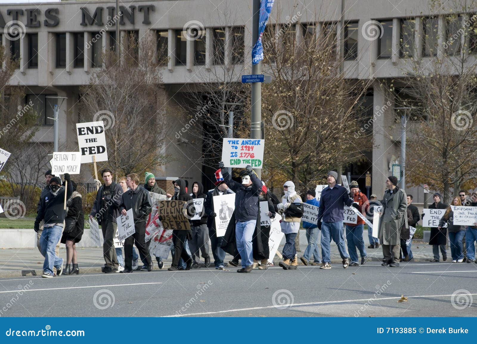 Protesta de la reserva federal de Philly. Manifestantes que marchan abajo de la calle hacia la reserva federal en Philadelphia, PA