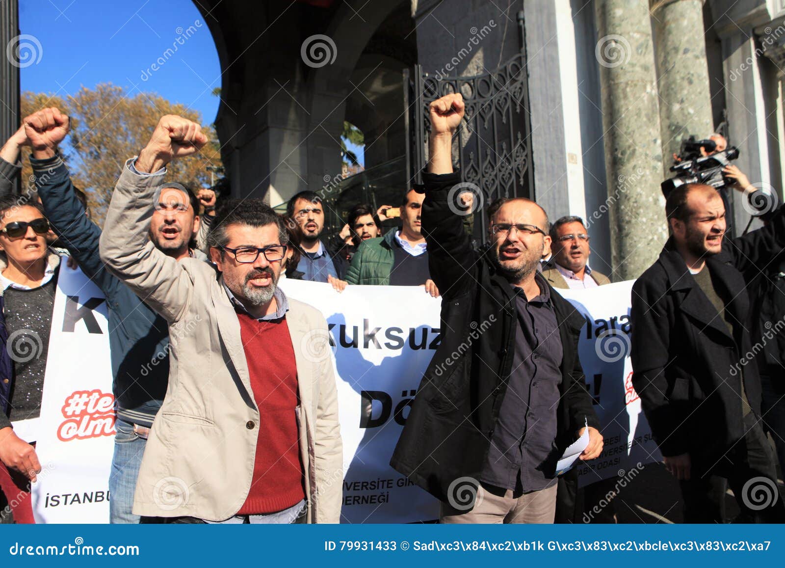 Protesta dei Academics in Turchia. COSTANTINOPOLI, TURCHIA 3 NOVEMBRE: I academics turchi, studenti protestano contro le purghe di post-colpo in Beyazit Square a Costantinopoli il 3 novembre 2016