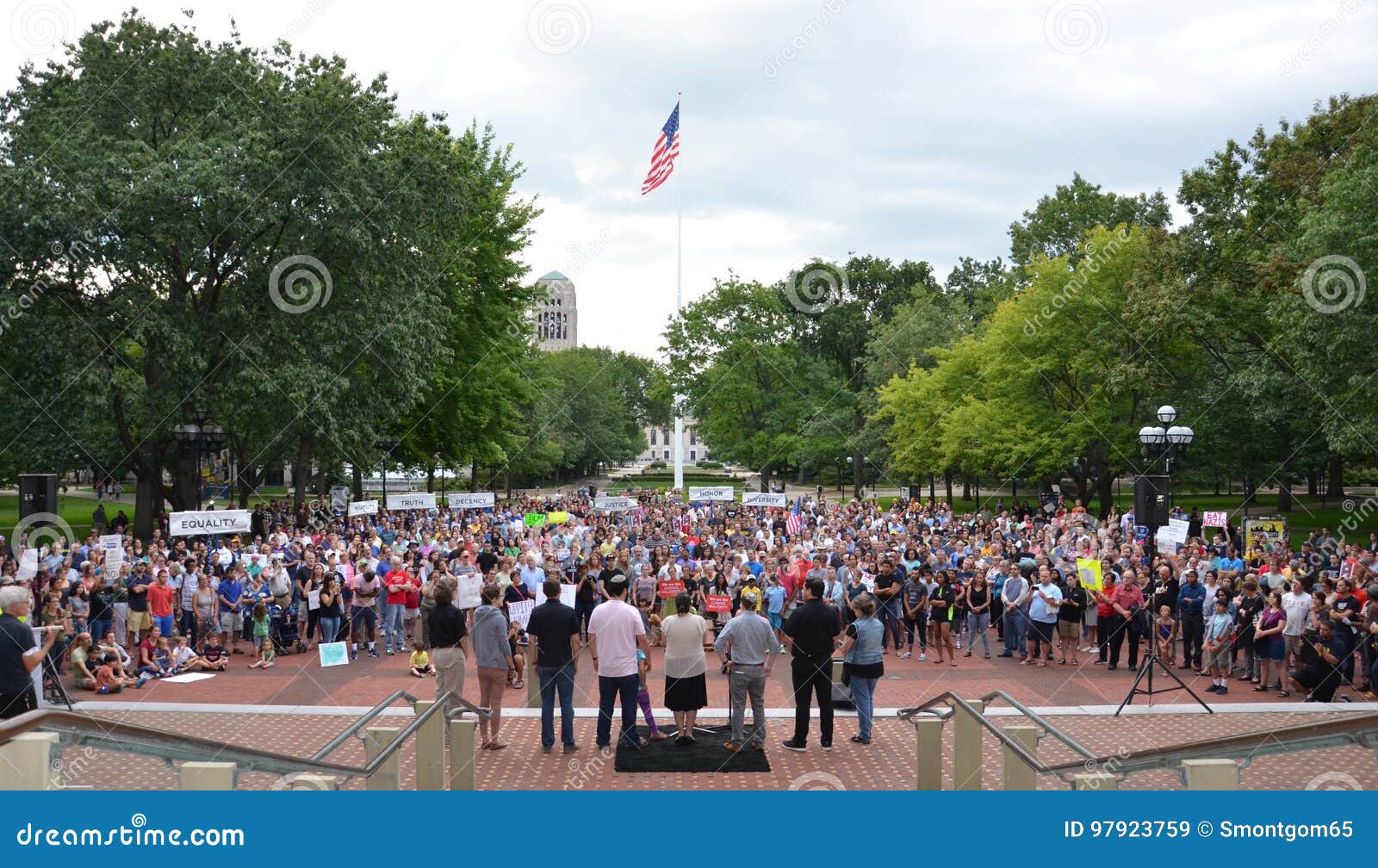 Protesta Di Charlottesville in Ann Arbor Folla E Clero Immagine Stock