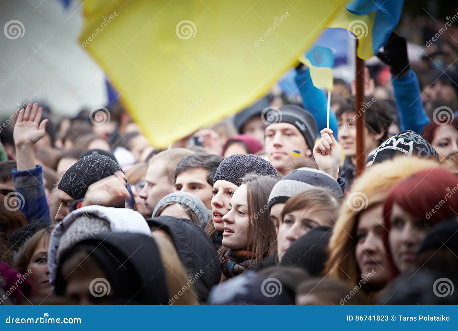 Protesta en Euromaydan en Lviv. LVIV, UCRANIA - 26 DE NOVIEMBRE DE 2013: Proteste en Euromaydan en Lviv contra la muestra del ` t del didn de presidente Yanukovych el contrato entre la unión europea y la Ucrania el 30 de noviembre de 2013 en Lviv, Ucrania