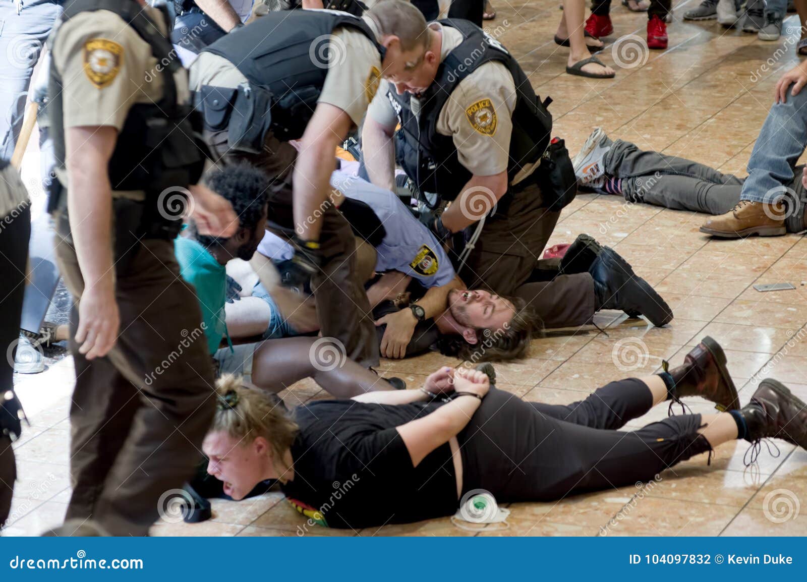 Protesters being arrested editorial photography. Image of shooting - 104097832