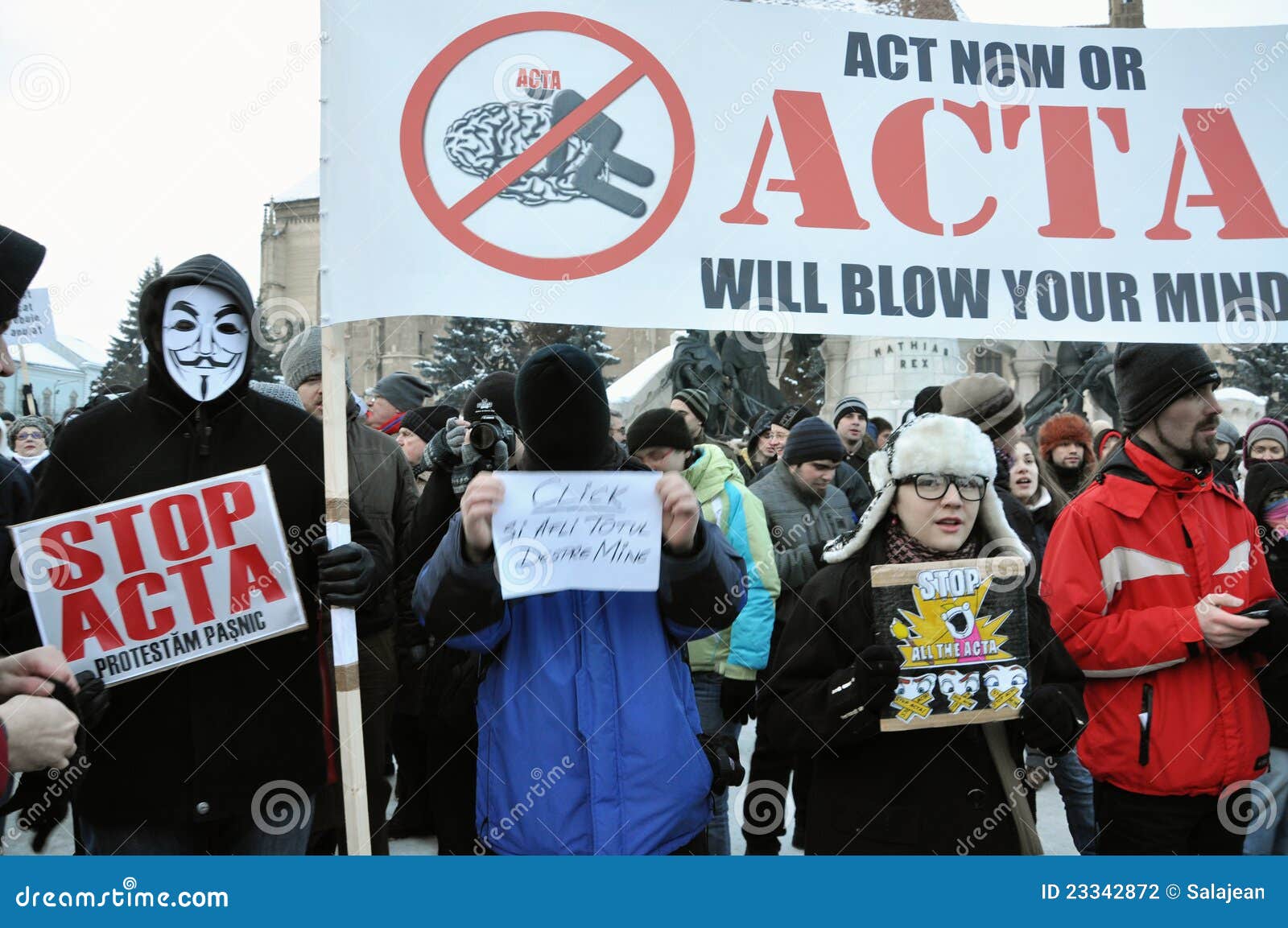 Protesto de encontro à ACTA e ao governo. Â FEVEREIRO 11 de CLUJ NAPOCA: As centenas de povos protestam de encontro à ACTA, de encontro ao tratado da pirataria do Web, e ao governo em Cluj Napoca, fevereiro em 11, 2012 em Cluj Napoca, Romania