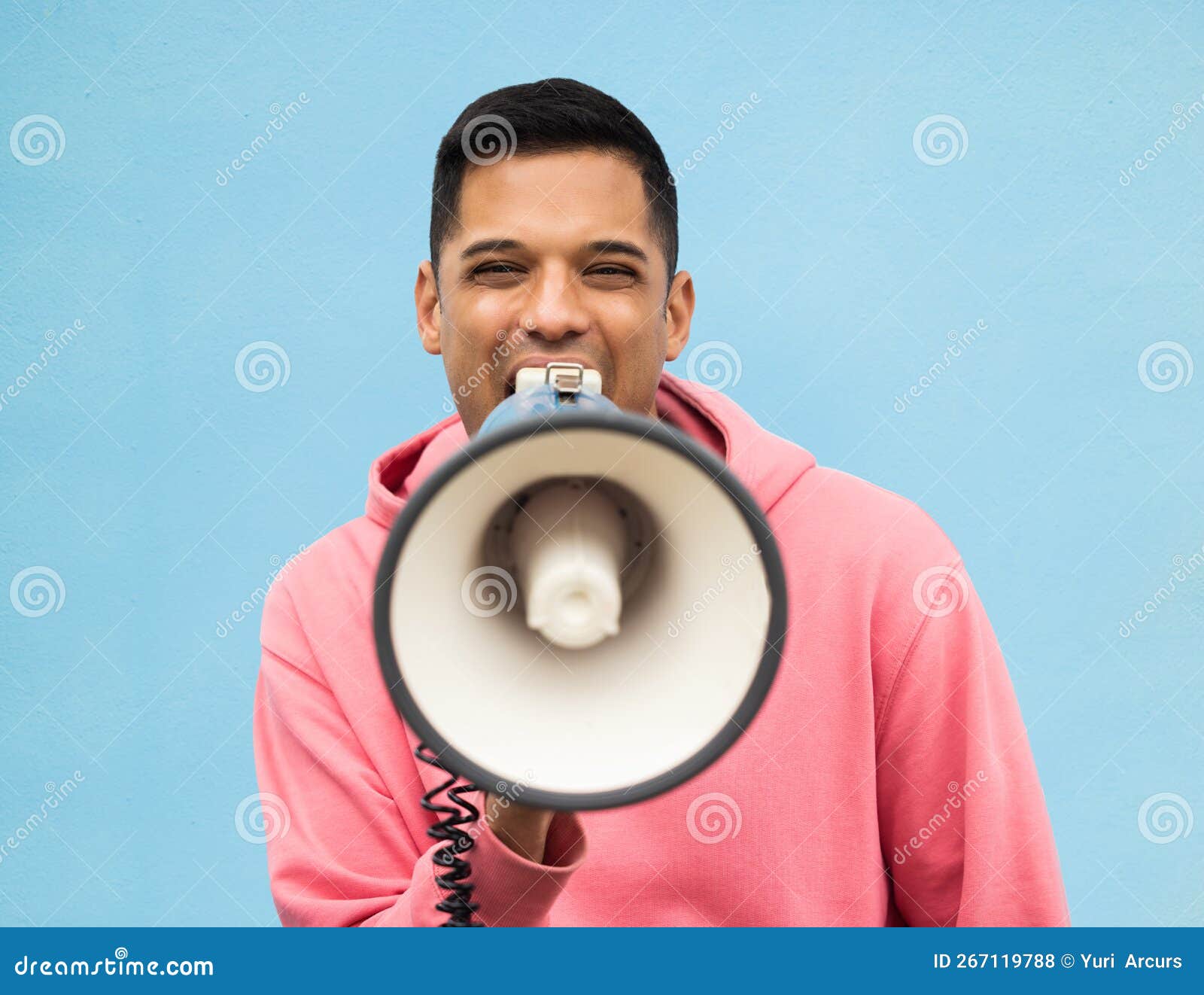 Homem Estiloso Com Megafone Para Projetos De Comunicaçãoprotesto