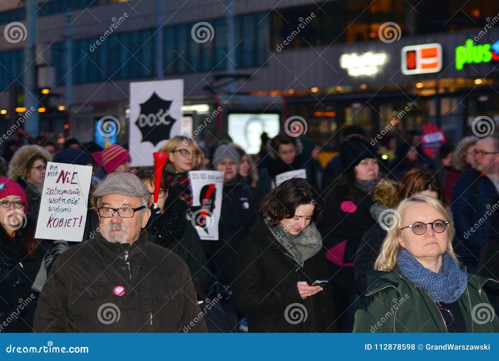 Varsóvia, Polônia 23 de março de 2018 Os protestos do milhares de pessoas em Varsóvia contra os governos conservadores tentam o mais tarde restringir o aborto