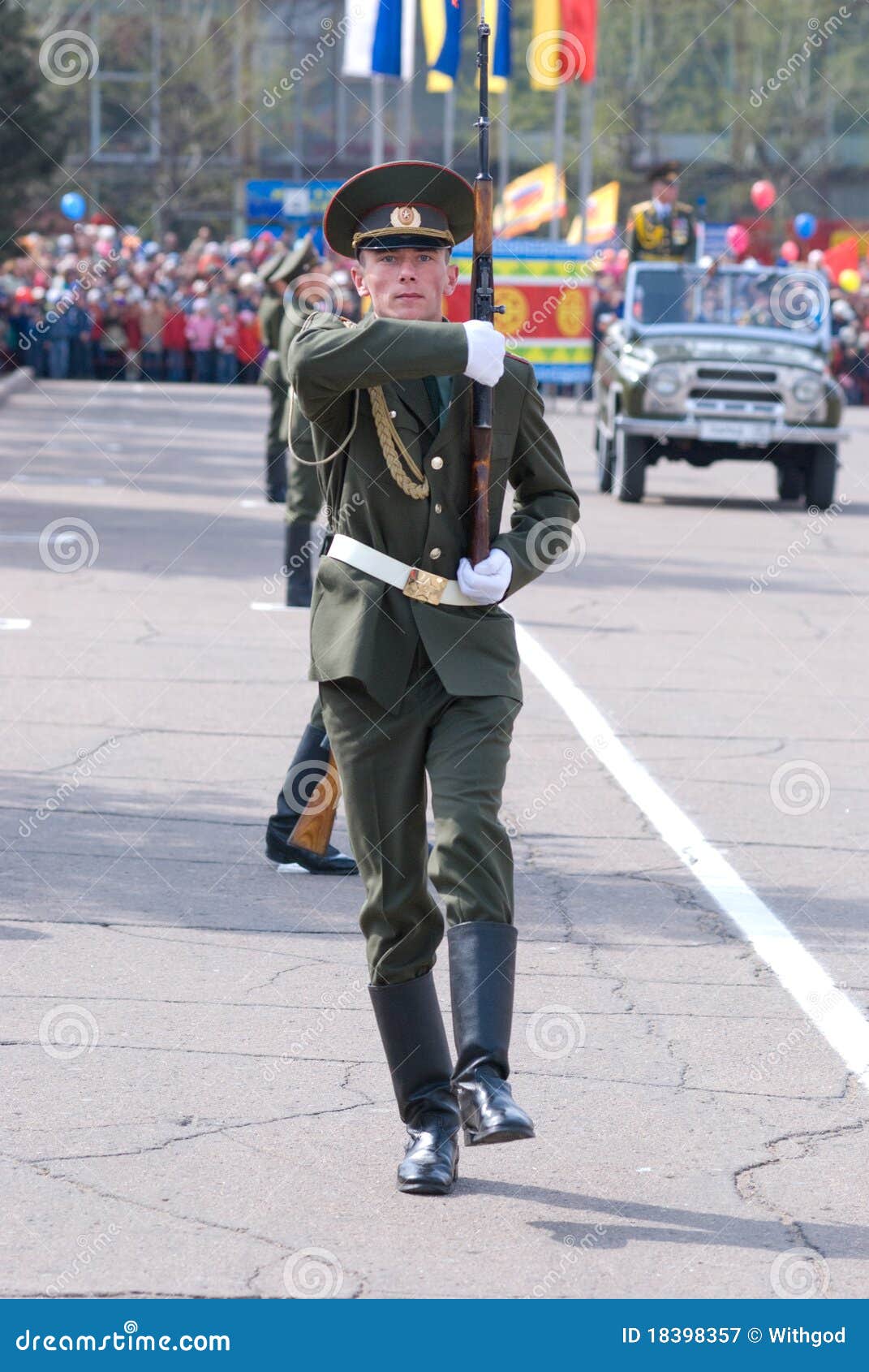 ULAN-UDE, RÚSSIA - MAIO 9: O protetor de honra toma sua posição na parada sobre o dia anual da vitória, maio, 9, 2009 em Ulan-Ude, Buriatas, Rússia.