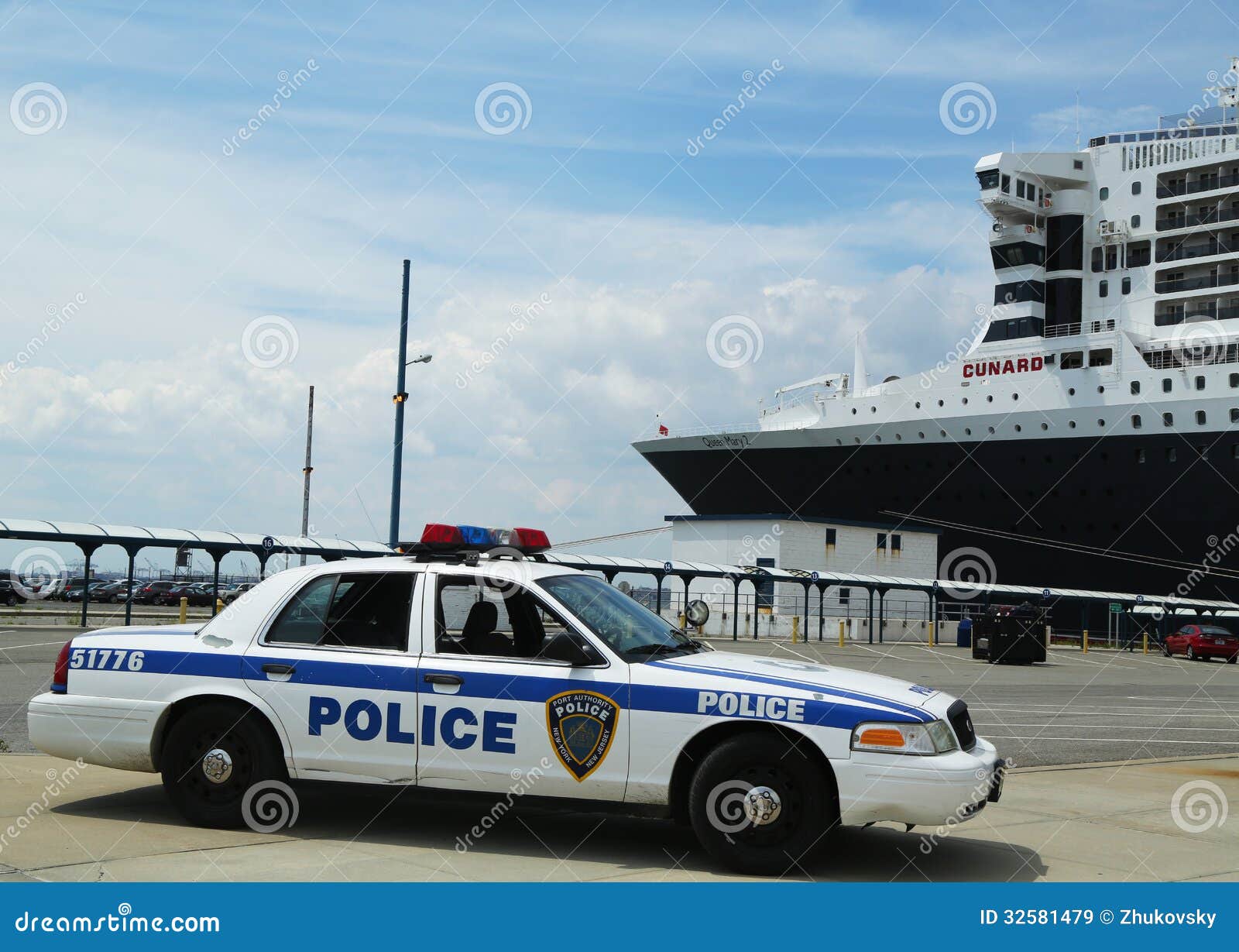 Providin de New York-new Jersey da polícia da autoridade portuária. NEW YORK CITY - 27 DE JULHO: A polícia New York-new Jersey da autoridade portuária que fornecem a segurança para o navio de cruzeiros de Queen Mary 2 entrou no terminal do cruzeiro de Brooklyn o 27 de julho de 2013.
