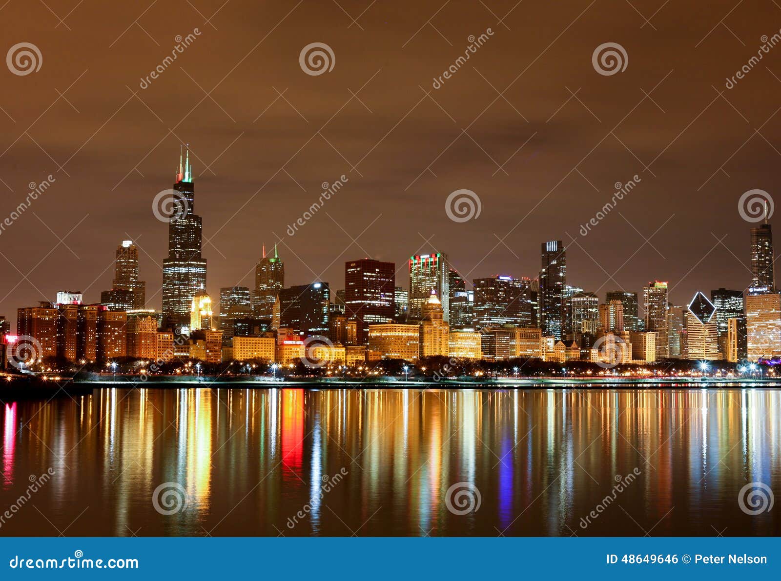Proximidades do lago de Chicago na noite II. A exposição longa disparou de Chicago do centro do planetário de Adler