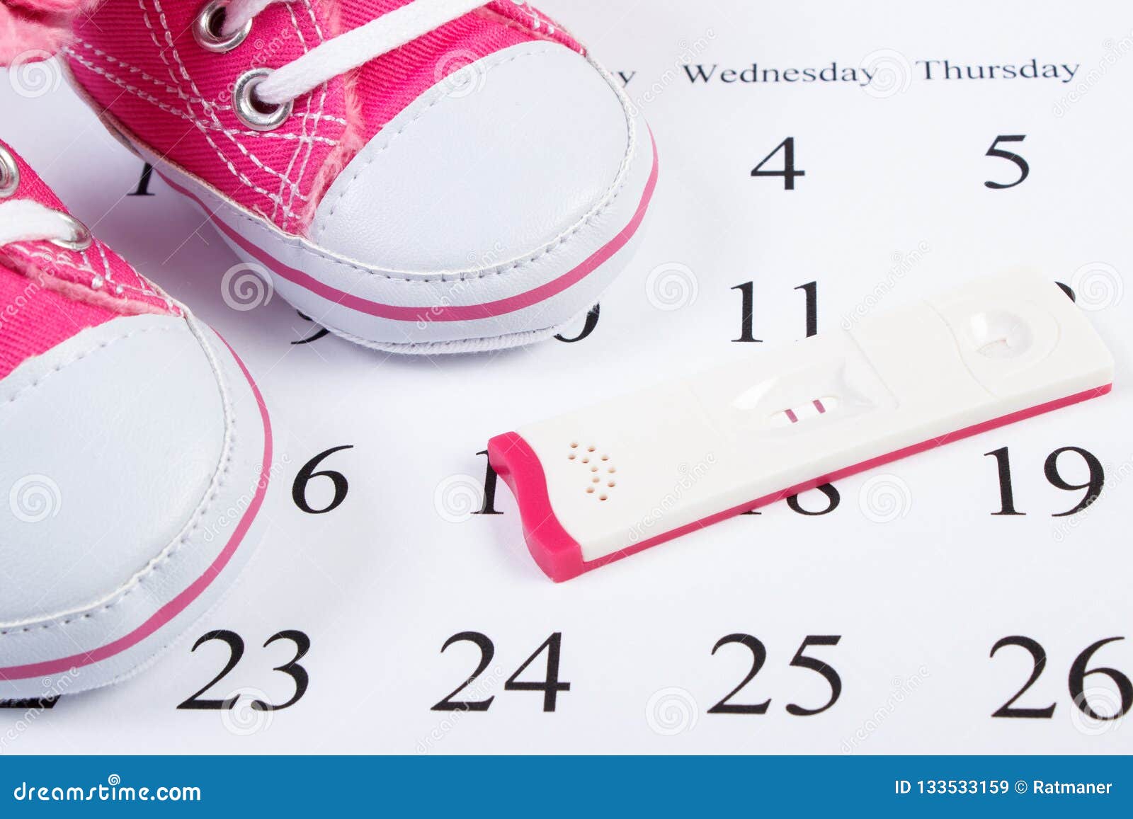 Prueba De Embarazo Con Resultado Positivo Y Zapatos De Bebe Rosados En El Calendario Esperando Para El Bebe Imagen De Archivo Imagen De Planning Concepto Prueba De Embarazo Con Resultado Positivo Y Zapatos De Bebe Rosados En El Calendario Esperando Para El Bebe Imagen De Archivo Imagen De Planning Concepto