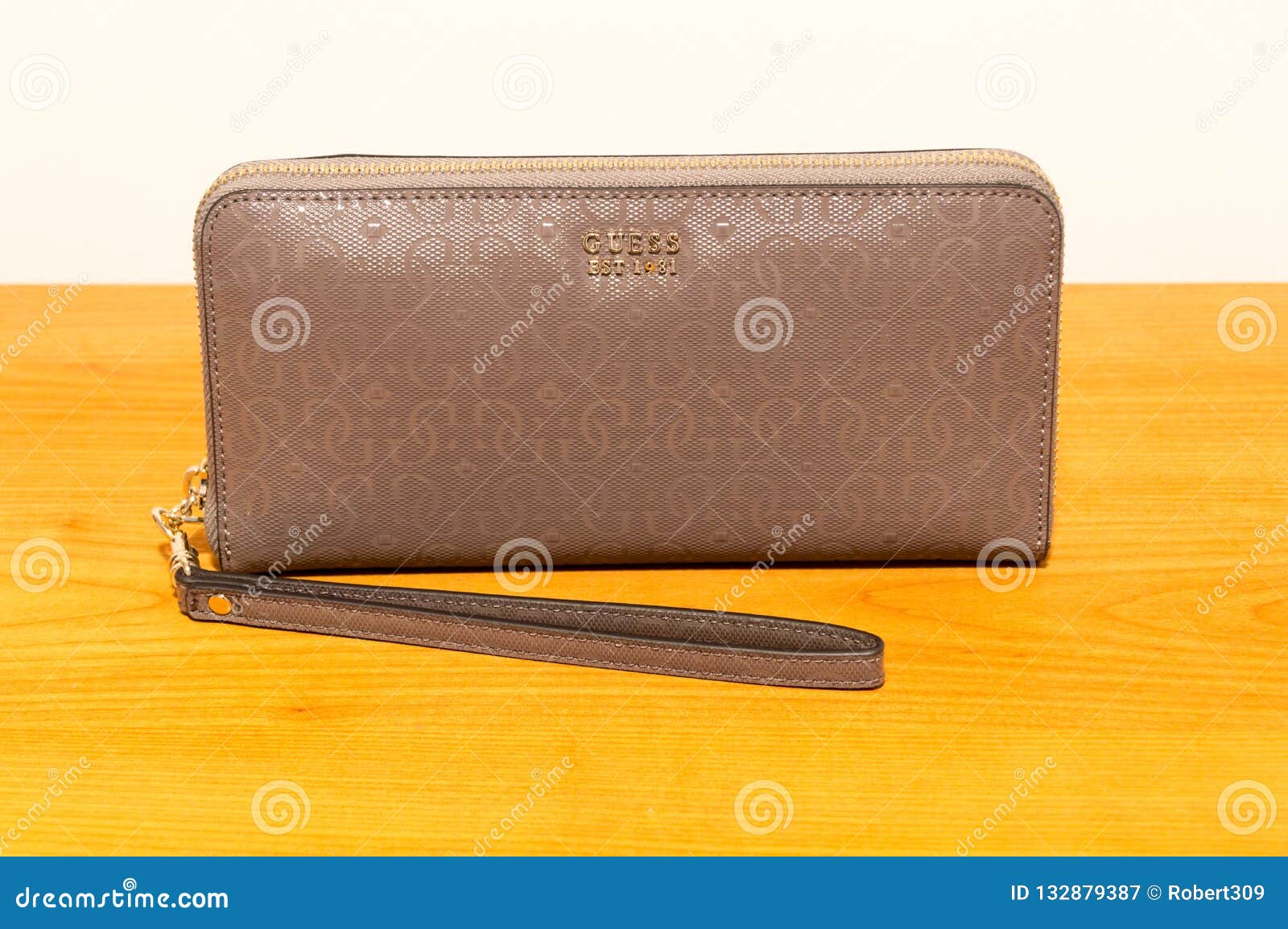 Bunke af svinge klistermærke Guess Est 1981 Wallet on Wooden Table. Guess is an American Clothing Brand  and Retailer Editorial Photography - Image of guess, industry: 132879387