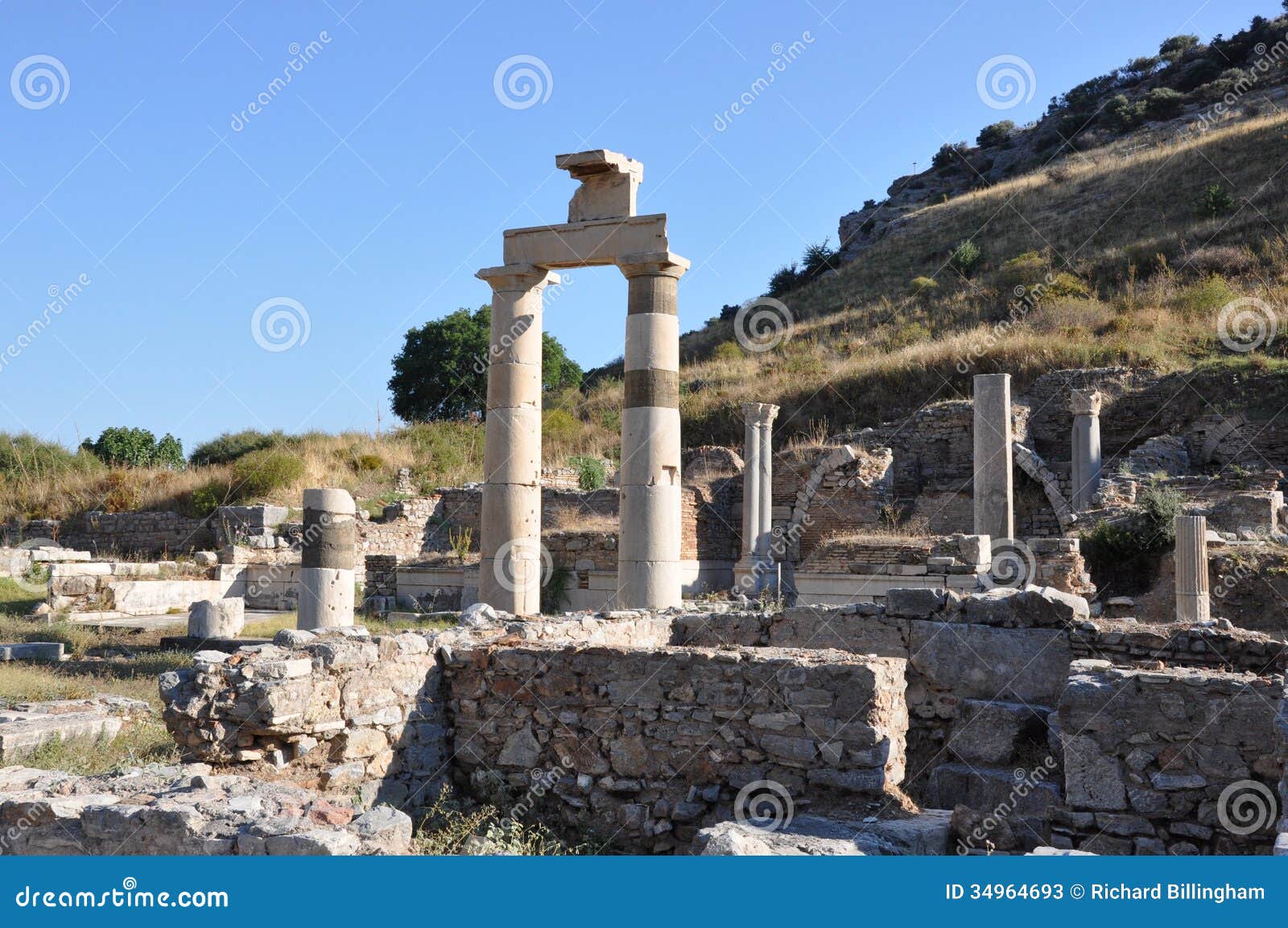 Prytaneion chez Ephesus, Turquie. Le Prytaneion dans Ephesus est derrière la basilique et est où des cérémonies religieuses, les réceptions officielles et les banquets ont été tenus. La flamme sacrée symbolisant le coeur d'Ephesus a été maintenue constamment allumée dans le Prytaneion. La construction du bâtiment date au 3ème siècle B.C, pendant le règne de Lysimachos, mais aux ruines des dates complexes au siècle d'Auguste.