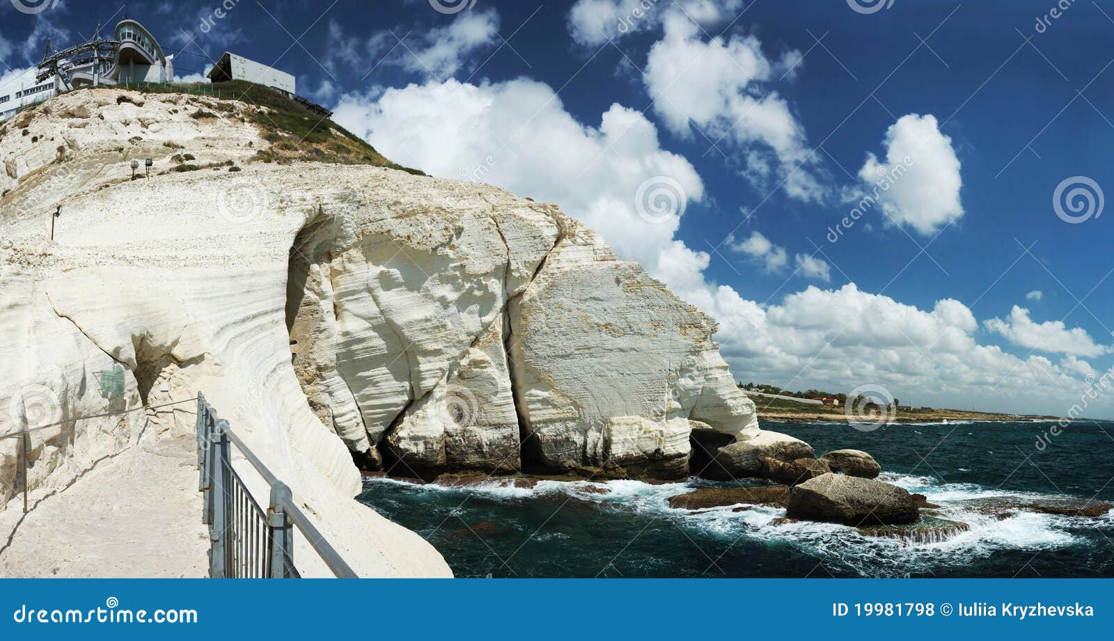 Przylądka brzęczeń Israel nikra panoramy rosh. Przylądka kredowej falezy wybrzeża twarzy formaci Galilee geologiczny grot hanikra Israel lokalizować śródziemnomorski otwiera panoramy rosh dennego spektakularny w górę westernu który biel