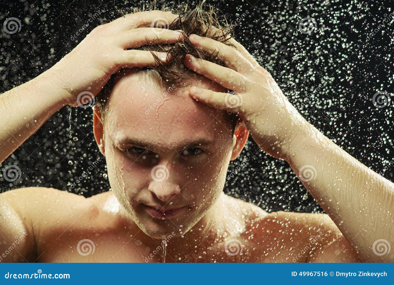 Przystojny młody człowiek bierze prysznic. Przystojny w prysznic Zbliżenie portret młody seksowny mężczyzna pokazuje jego dysponowanego ciało podczas gdy brać prysznic przeciw czarnemu tłu