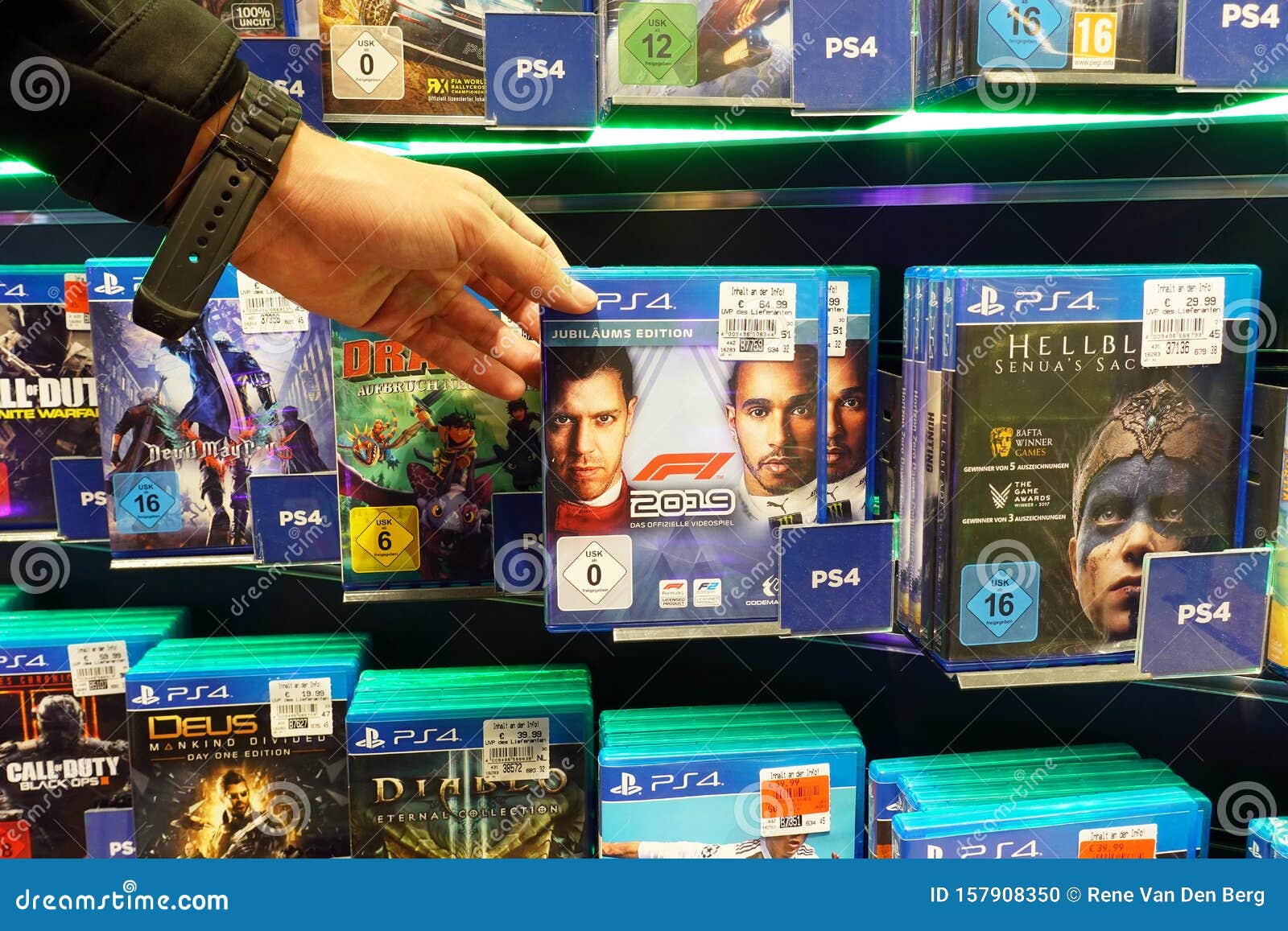 kløft Studerende elektronisk PS4-spel i en butik redaktionell foto. Bild av köpa - 157908350