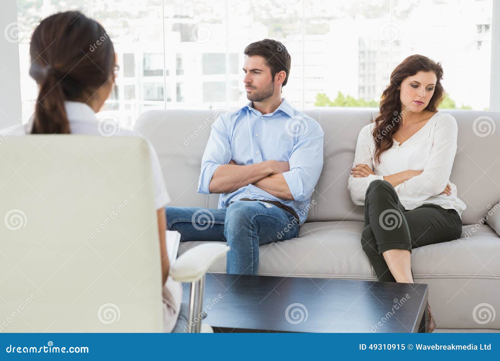 psychologist helping a couple with relationship difficulties