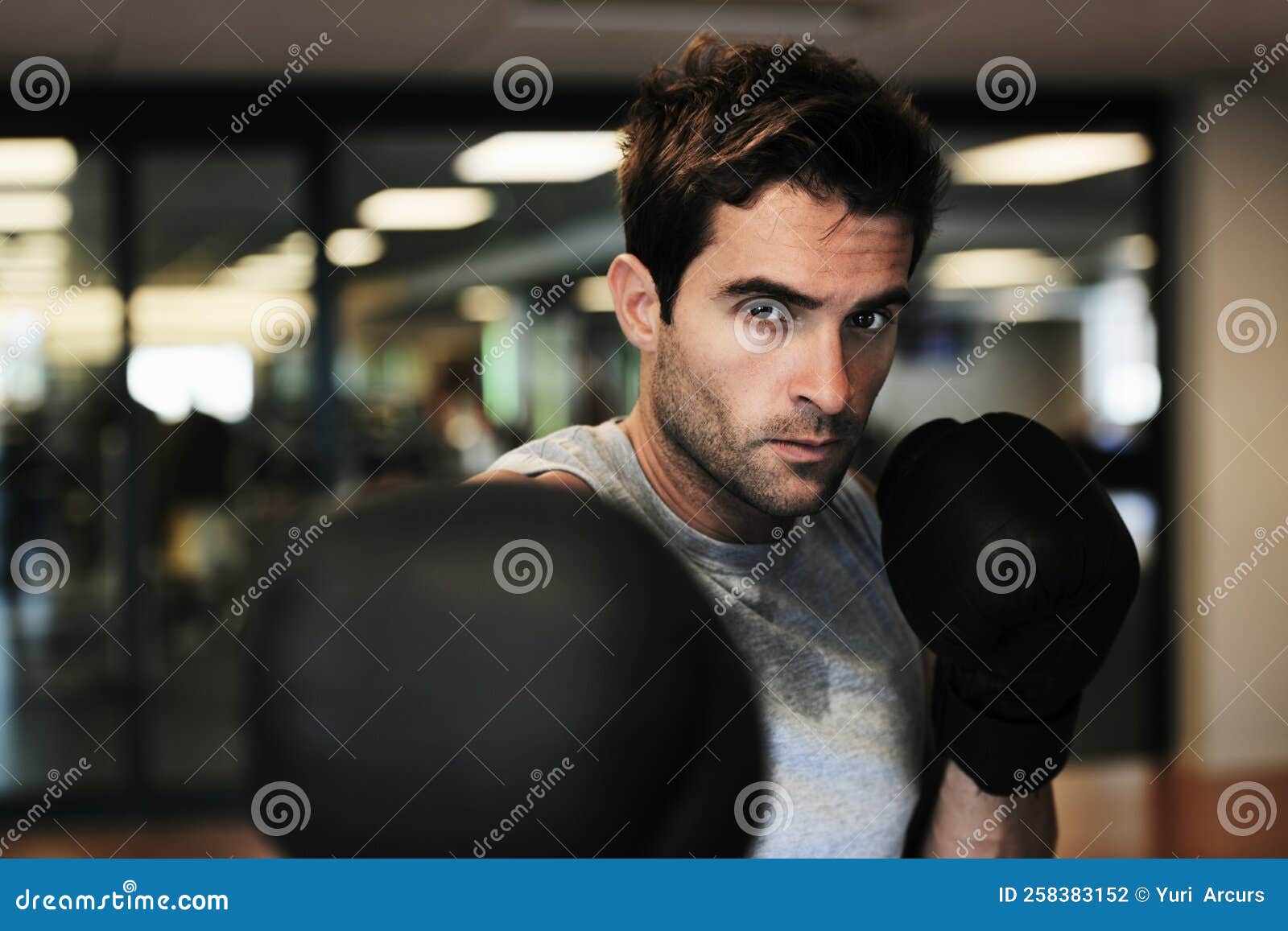 Puño Lleno De Ira. Retrato De Un Hombre Apuesto Que Usa Ropa Deportiva Y  Guantes De Boxeo Y Que Está De Pie En Boxeo Foto de archivo - Imagen de  salud, boxeo